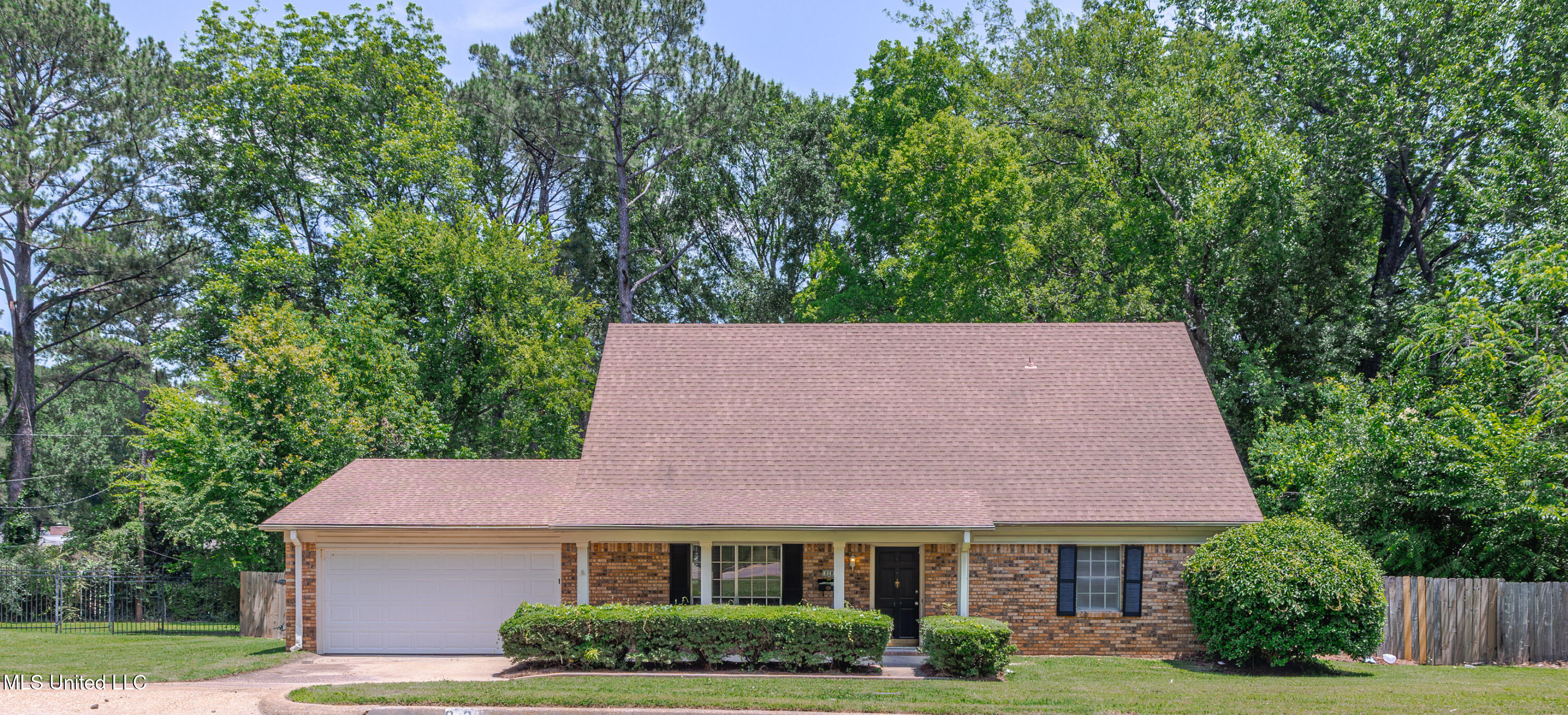828 Briarwood Drive Property Photo 1