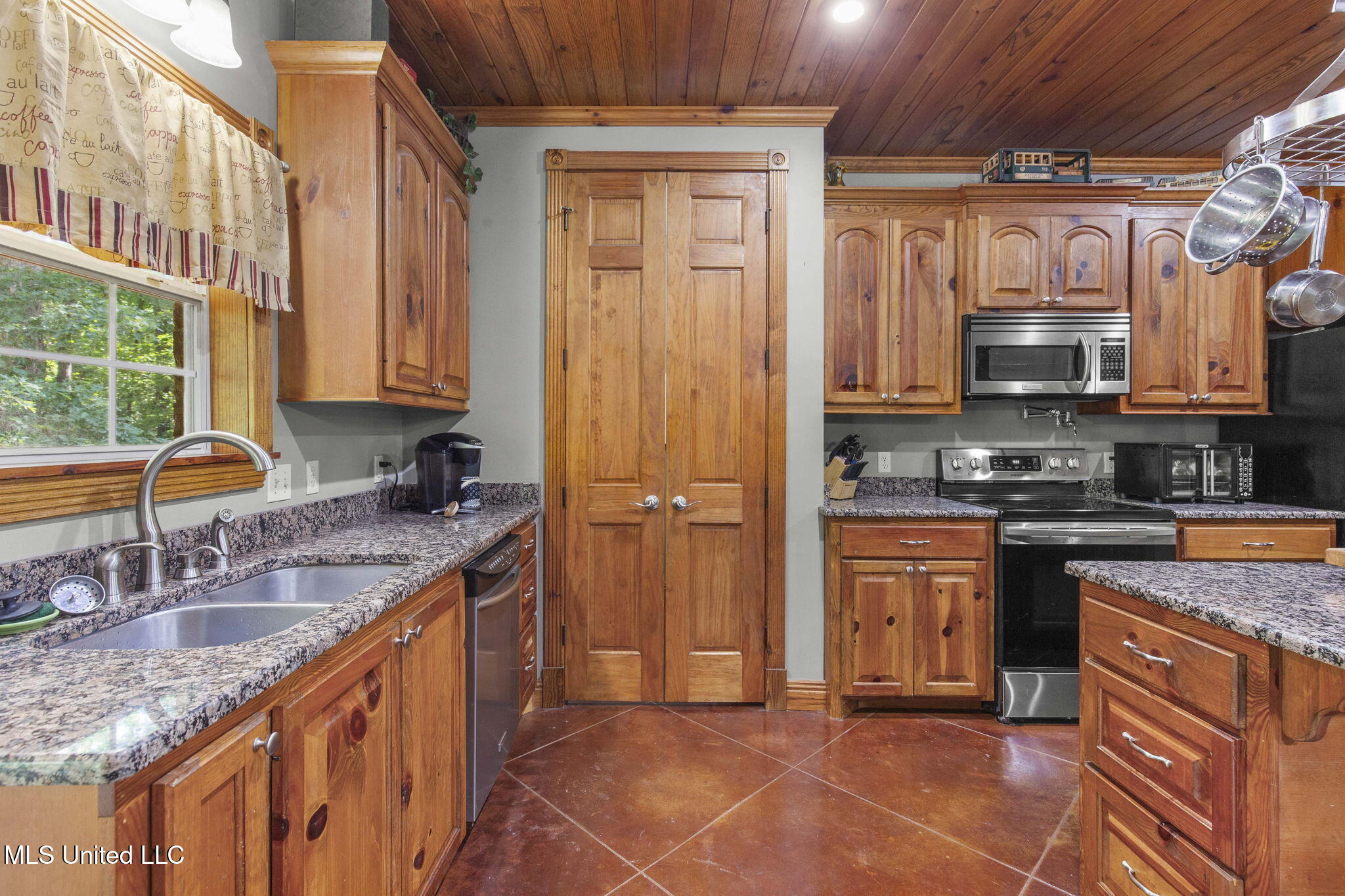 500 E Dewey Camp Drive Property Photo 12