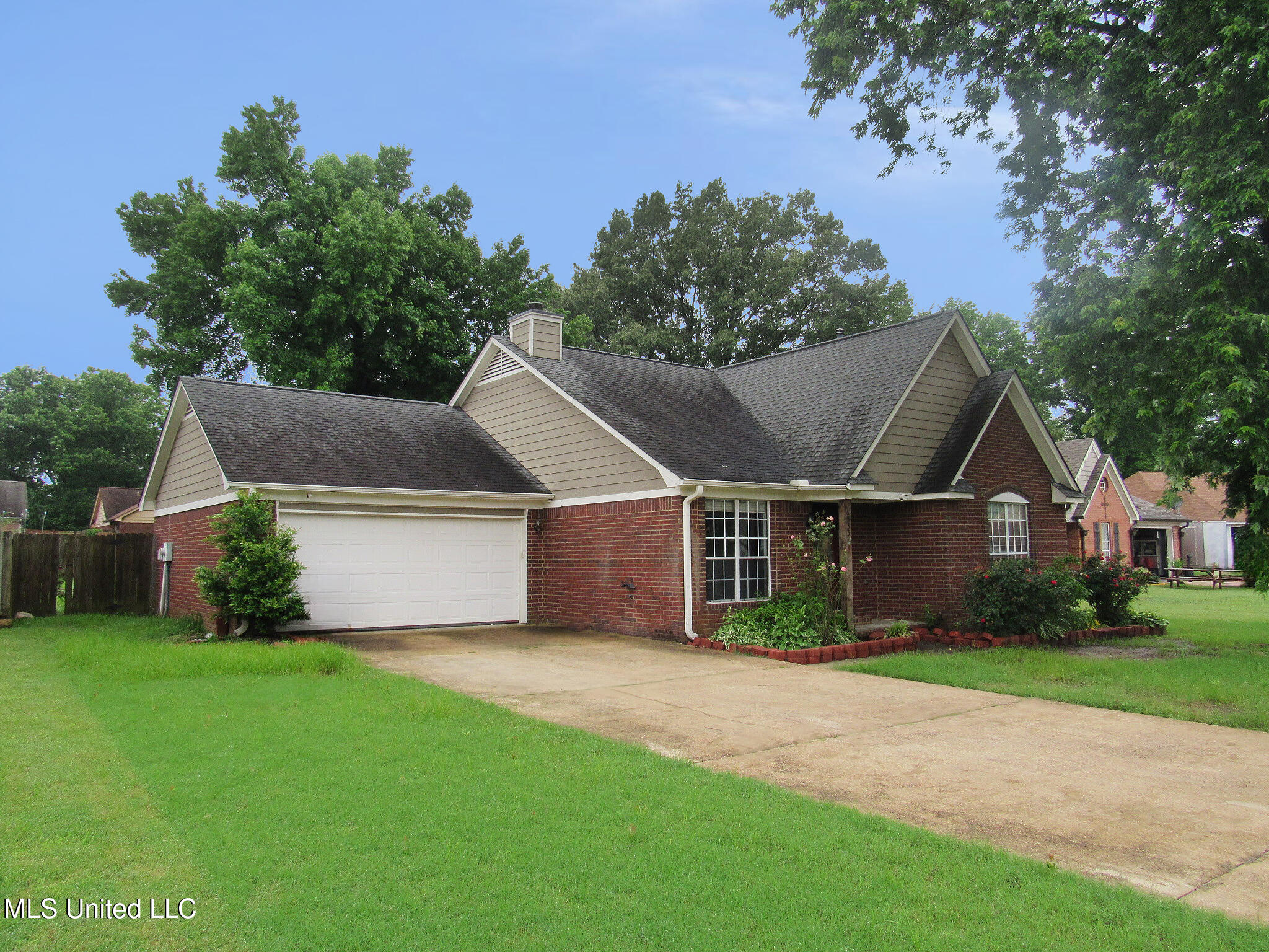 6933 Fox Briar Cove Property Photo 2