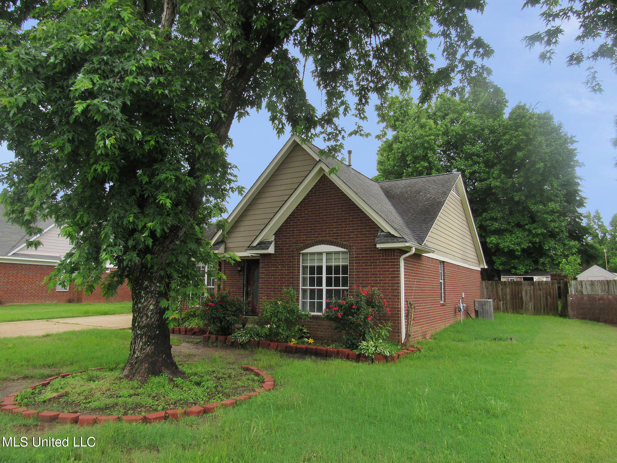 6933 Fox Briar Cove Property Photo 3