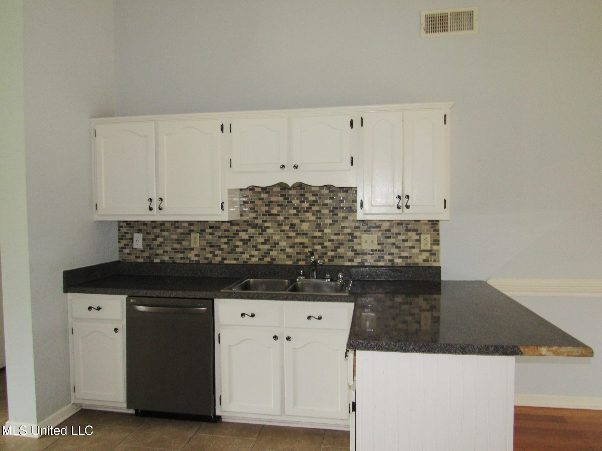6933 Fox Briar Cove Property Photo 13