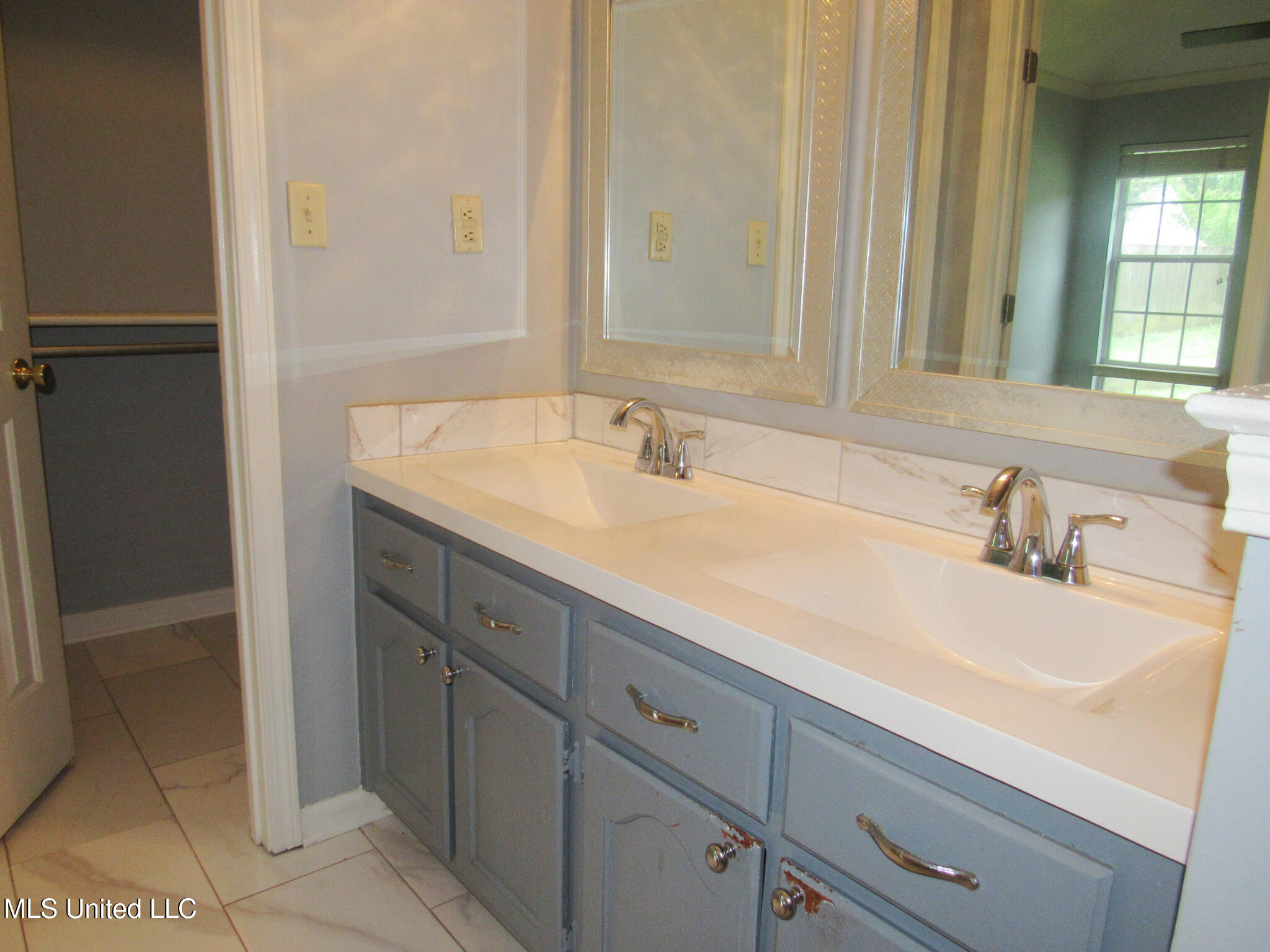 6933 Fox Briar Cove Property Photo 17