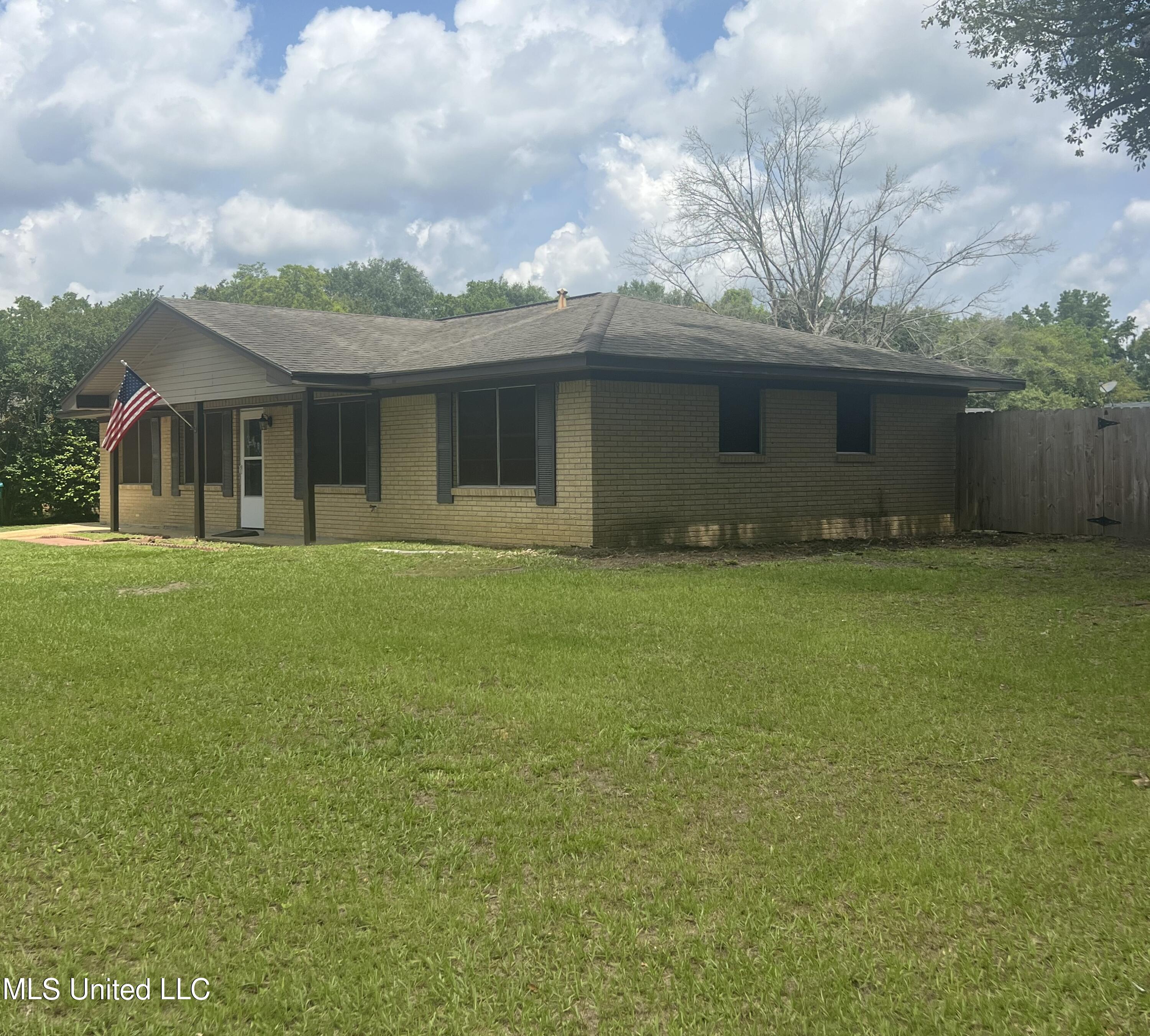 121 James Drive Property Photo 2