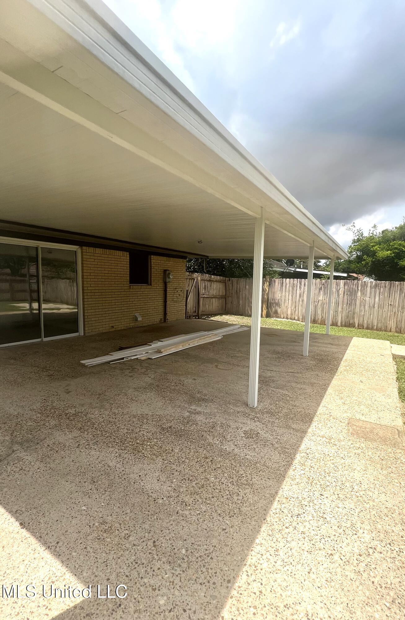 121 James Drive Property Photo 4