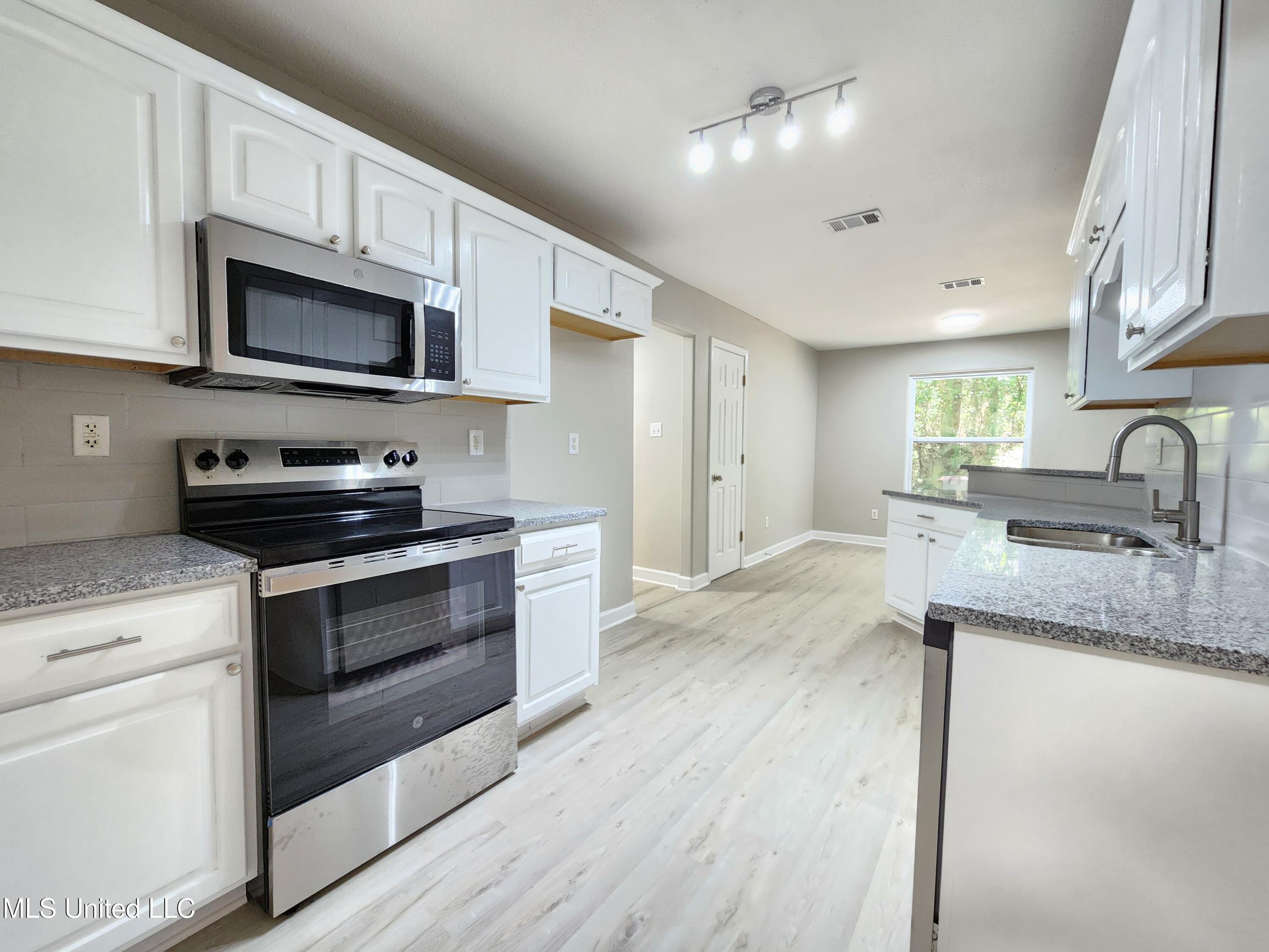 1812 Burnt Oak Drive Property Photo 15