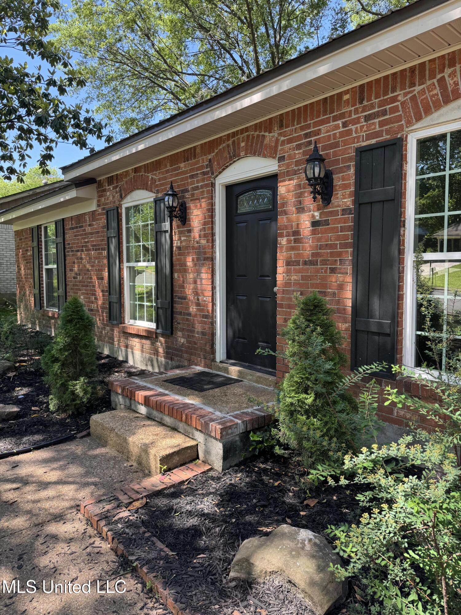 8327 Colonial Hills Cove Property Photo 3