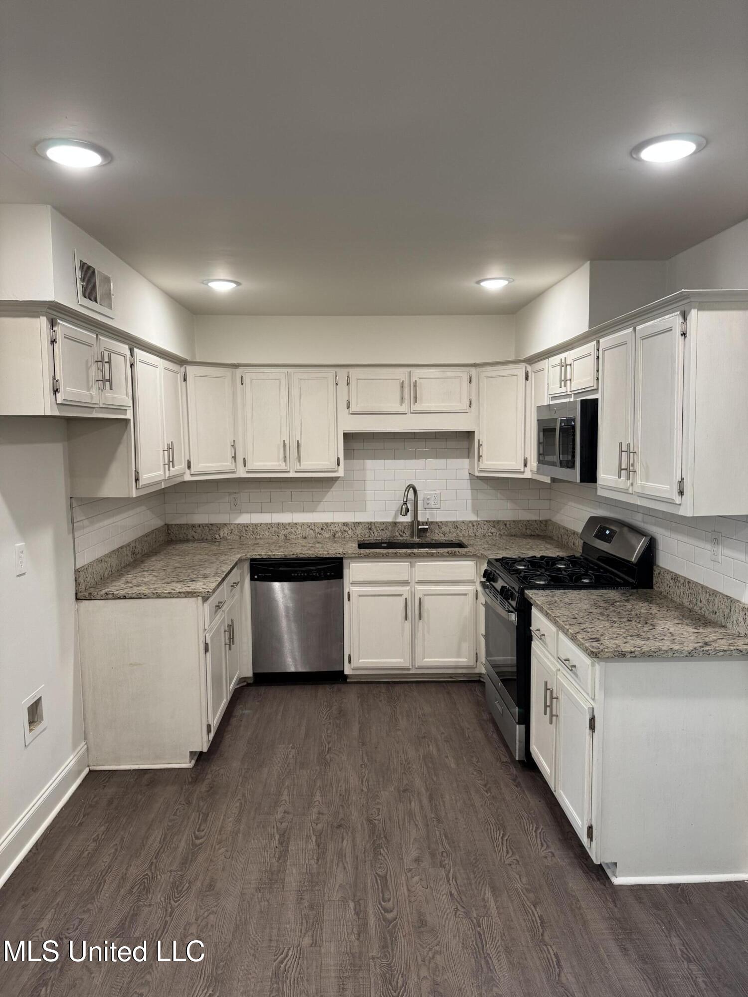 8327 Colonial Hills Cove Property Photo 10