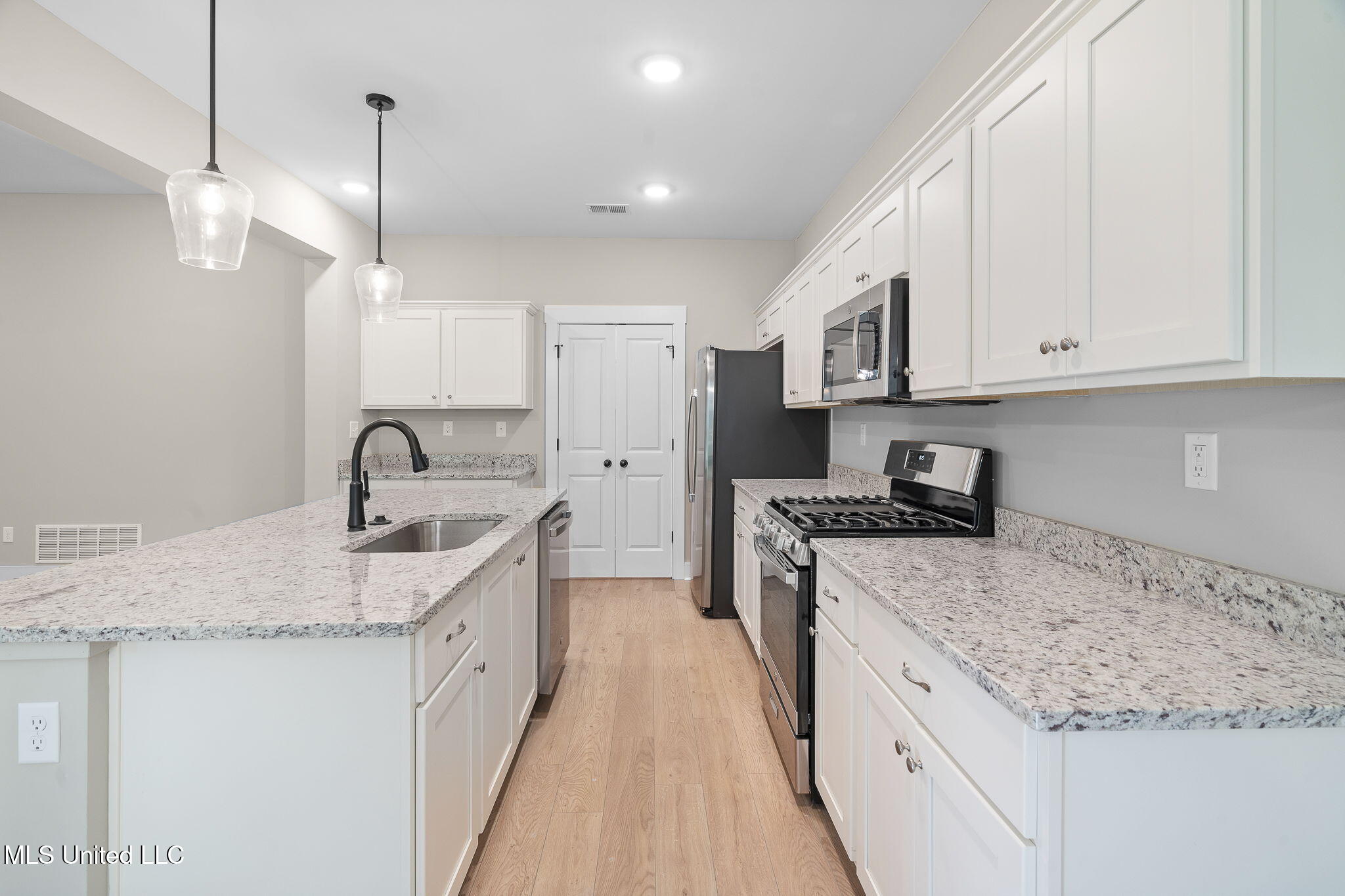 7684 Ridgefield Drive Property Photo 8