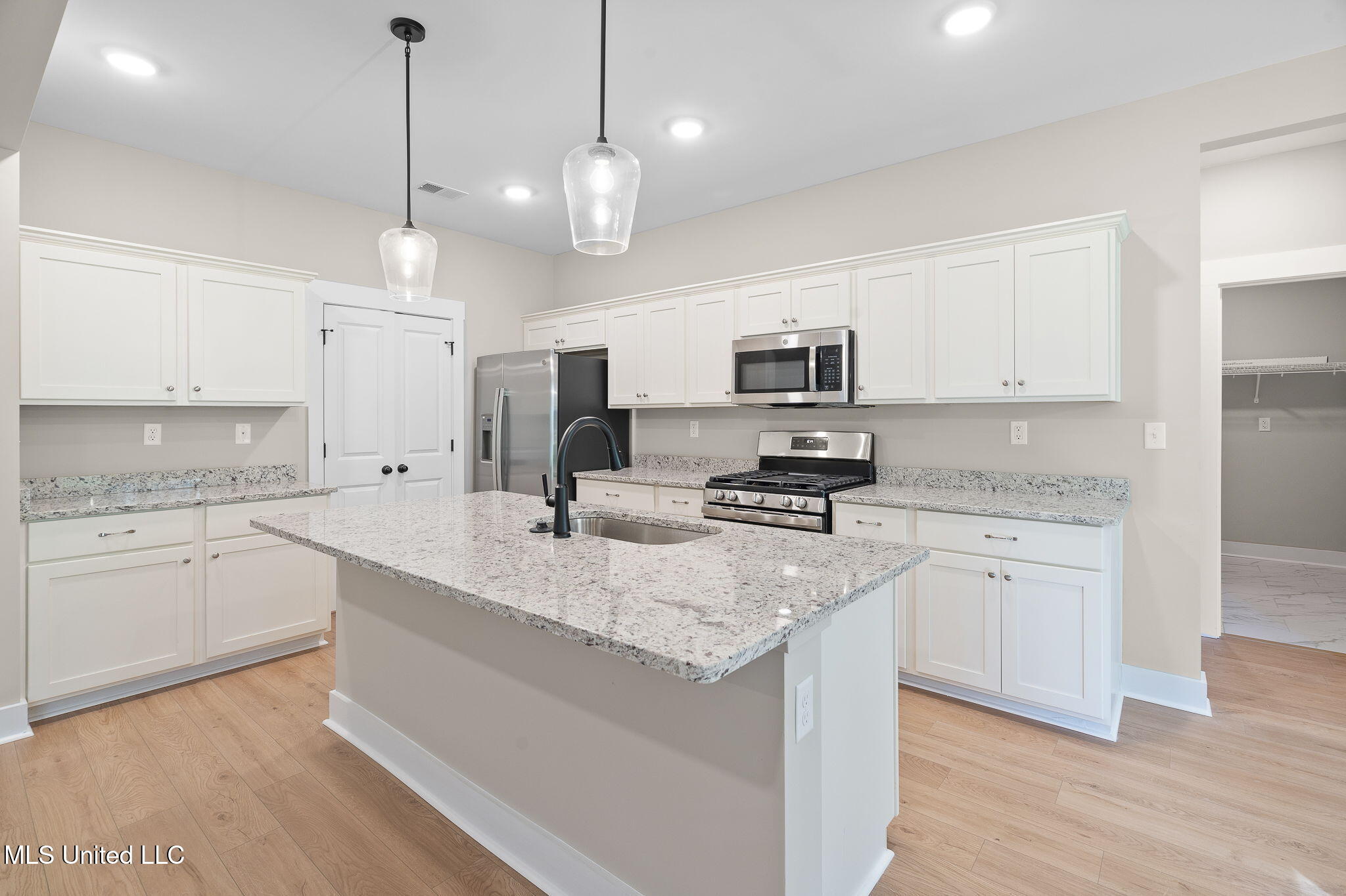 7684 Ridgefield Drive Property Photo 9