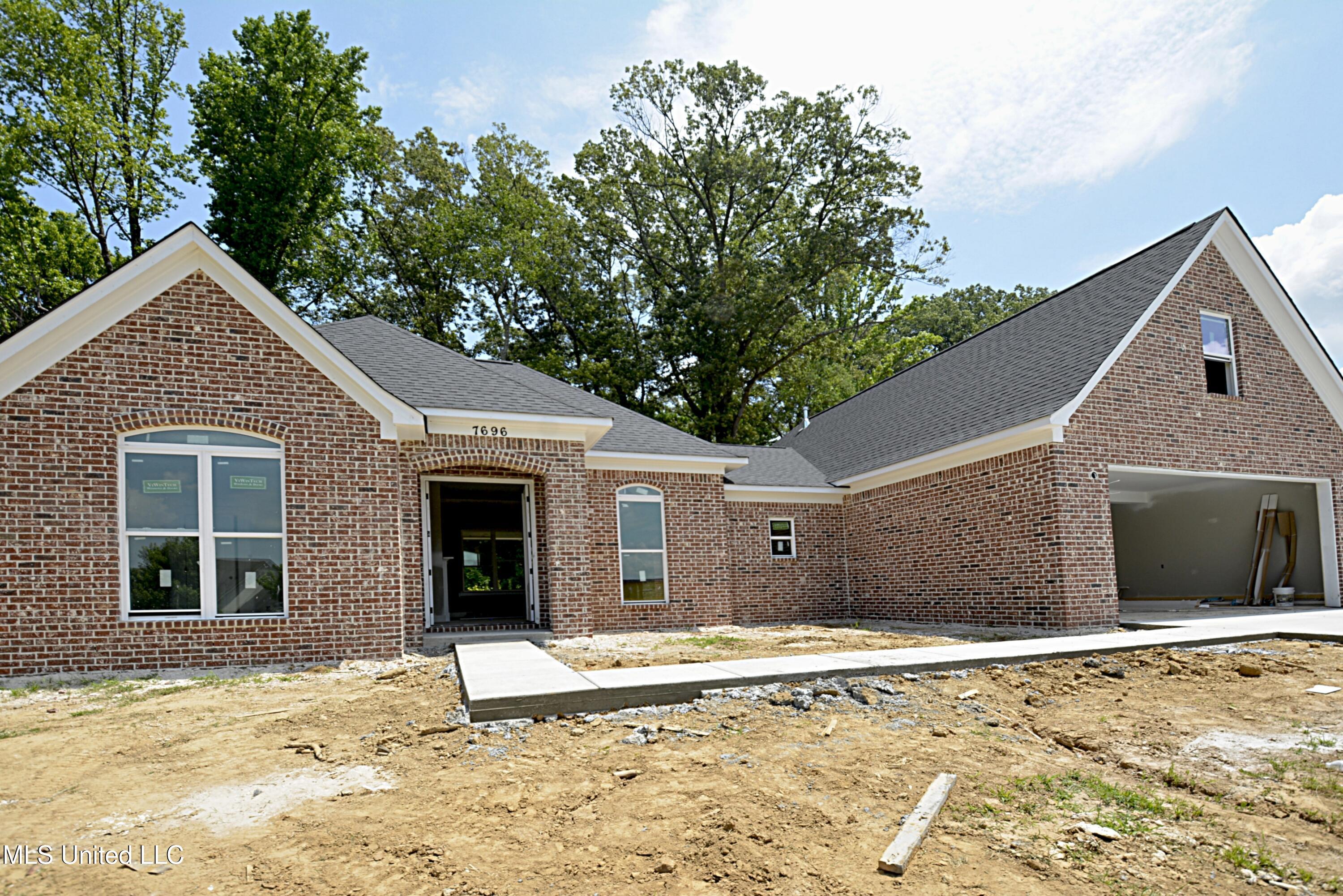 7696 Ridgefield Drive Property Photo 2