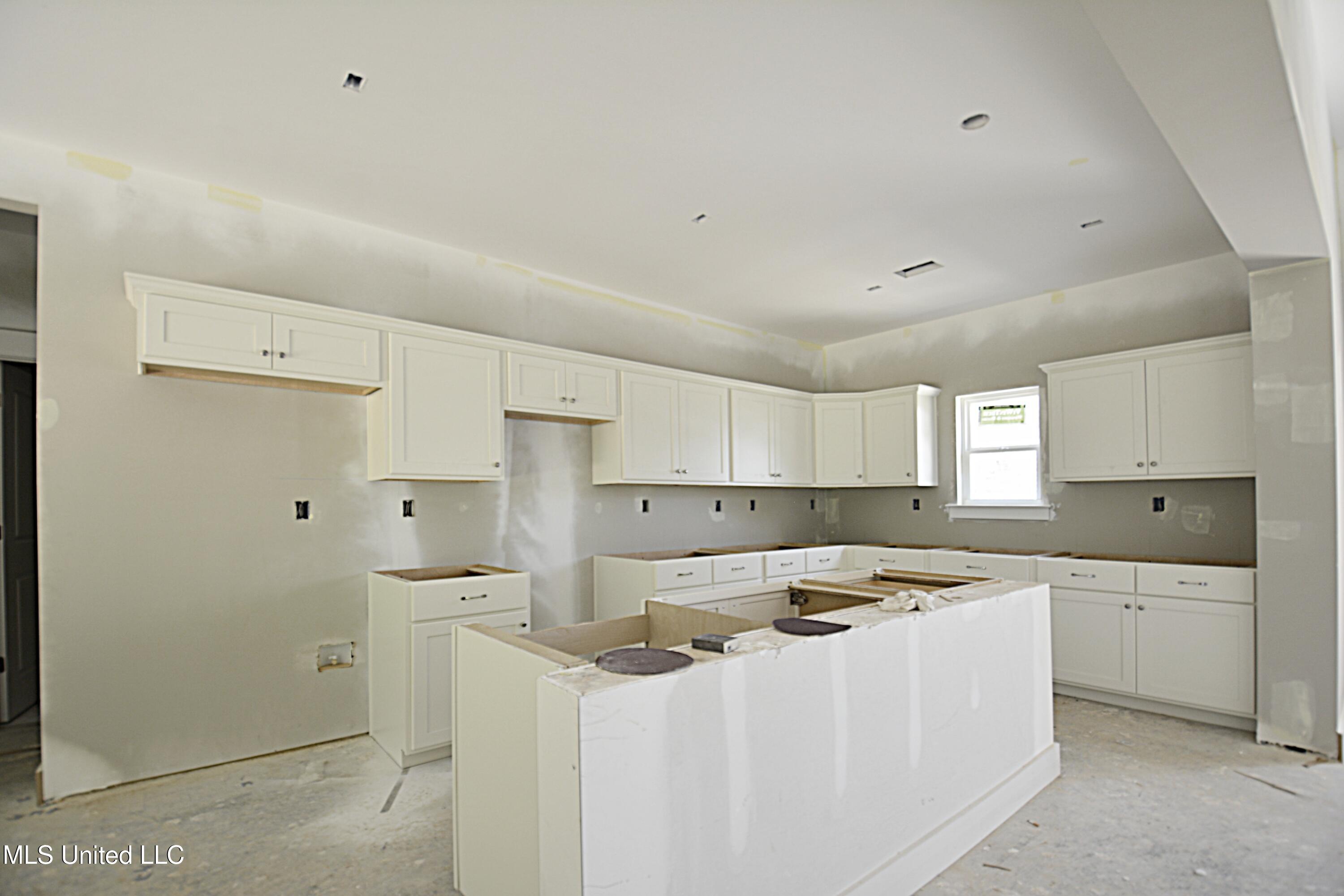 7696 Ridgefield Drive Property Photo 6