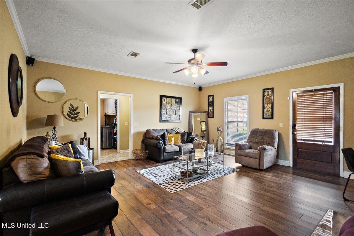 602 Oakview Way Property Photo 4