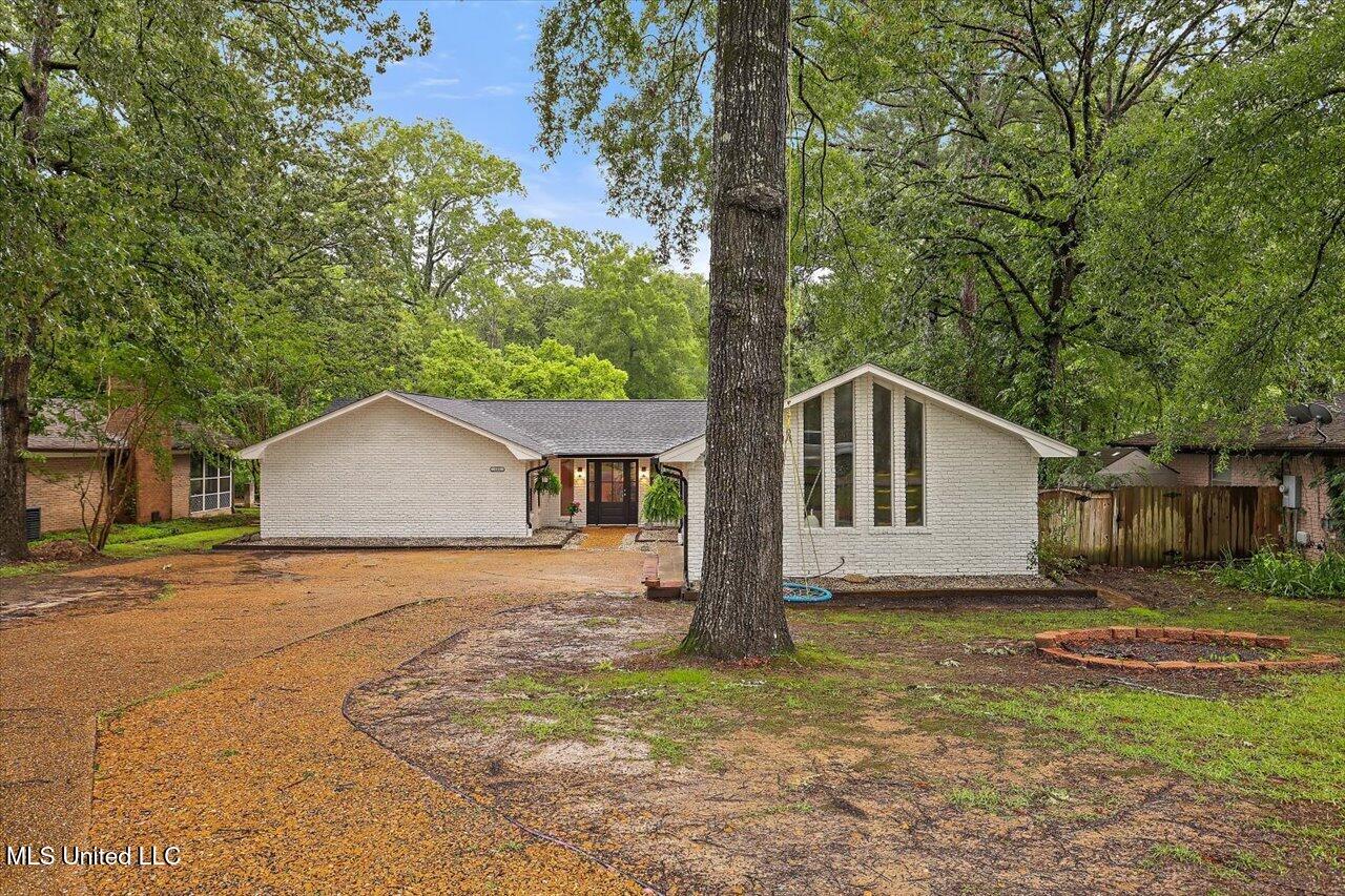 102 Holly Trail Property Photo 1