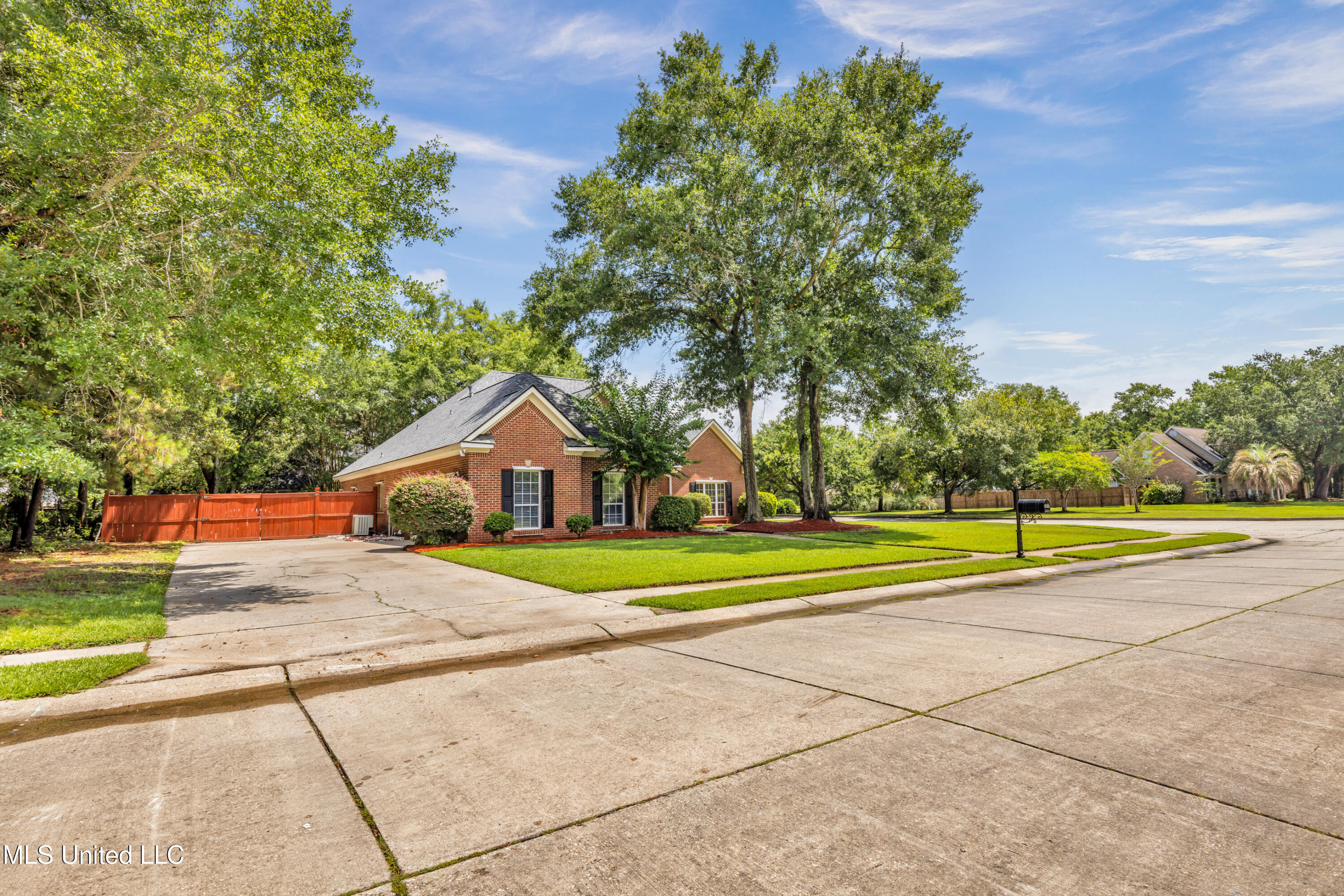 127 Surgeres Place Property Photo 3