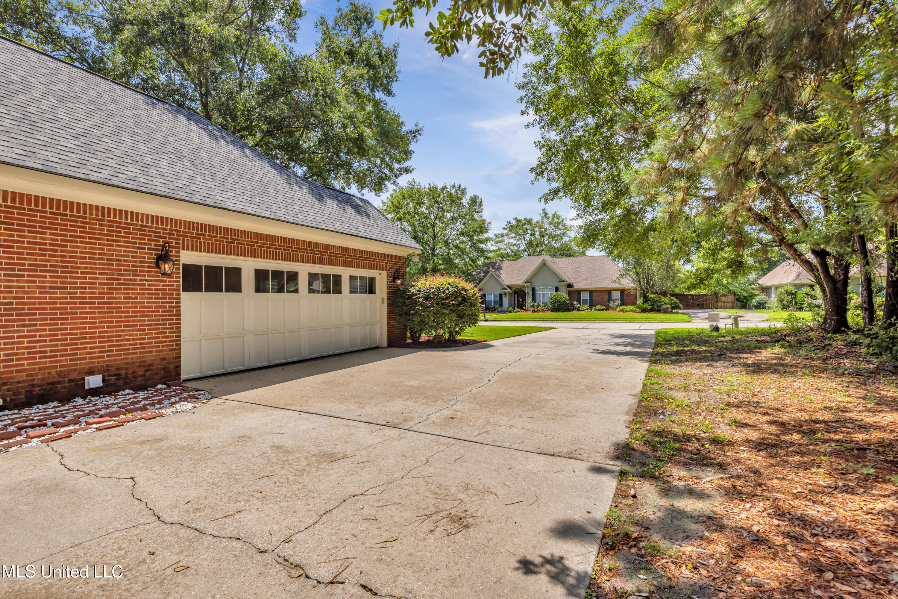 127 Surgeres Place Property Photo 4