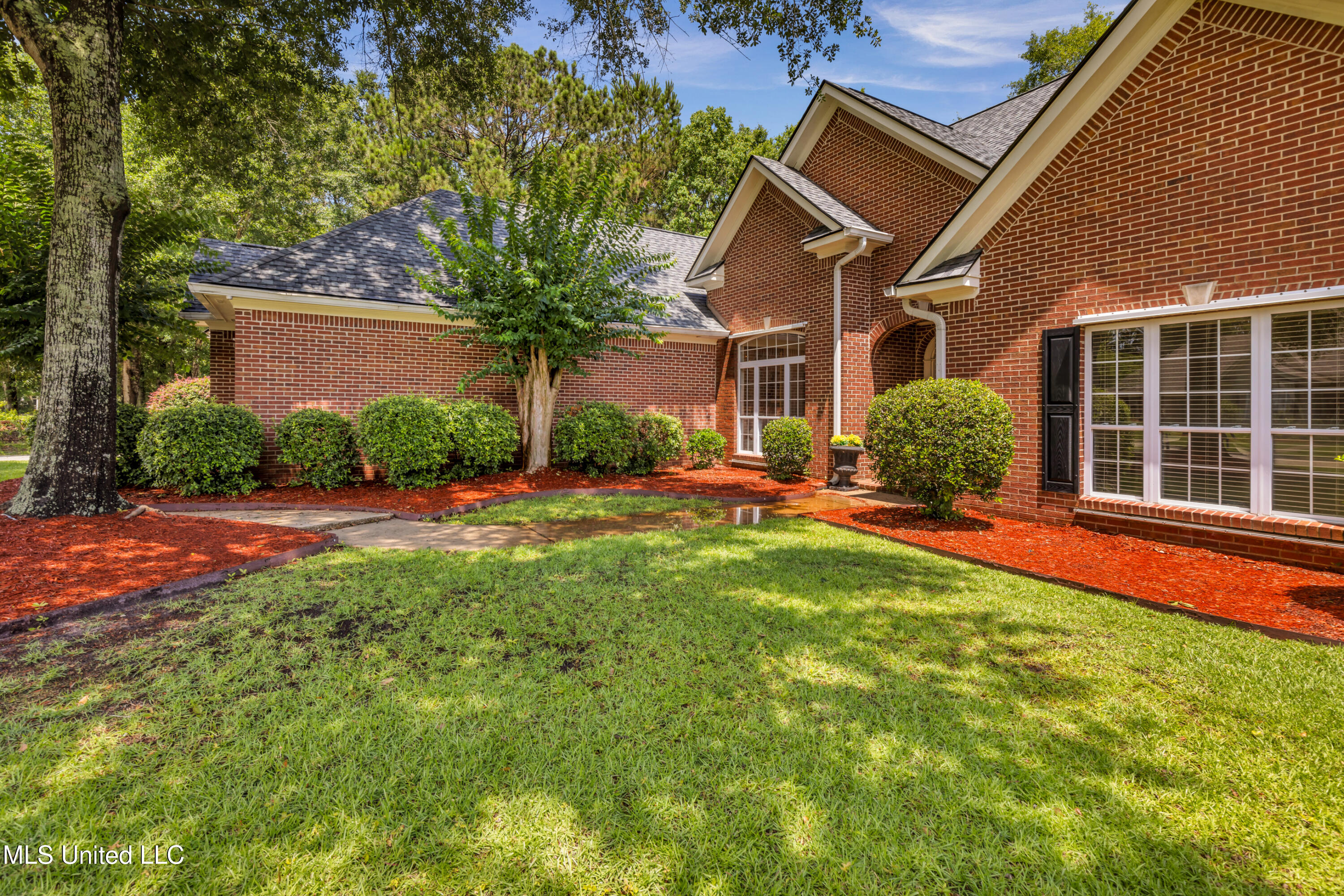 127 Surgeres Place Property Photo 6