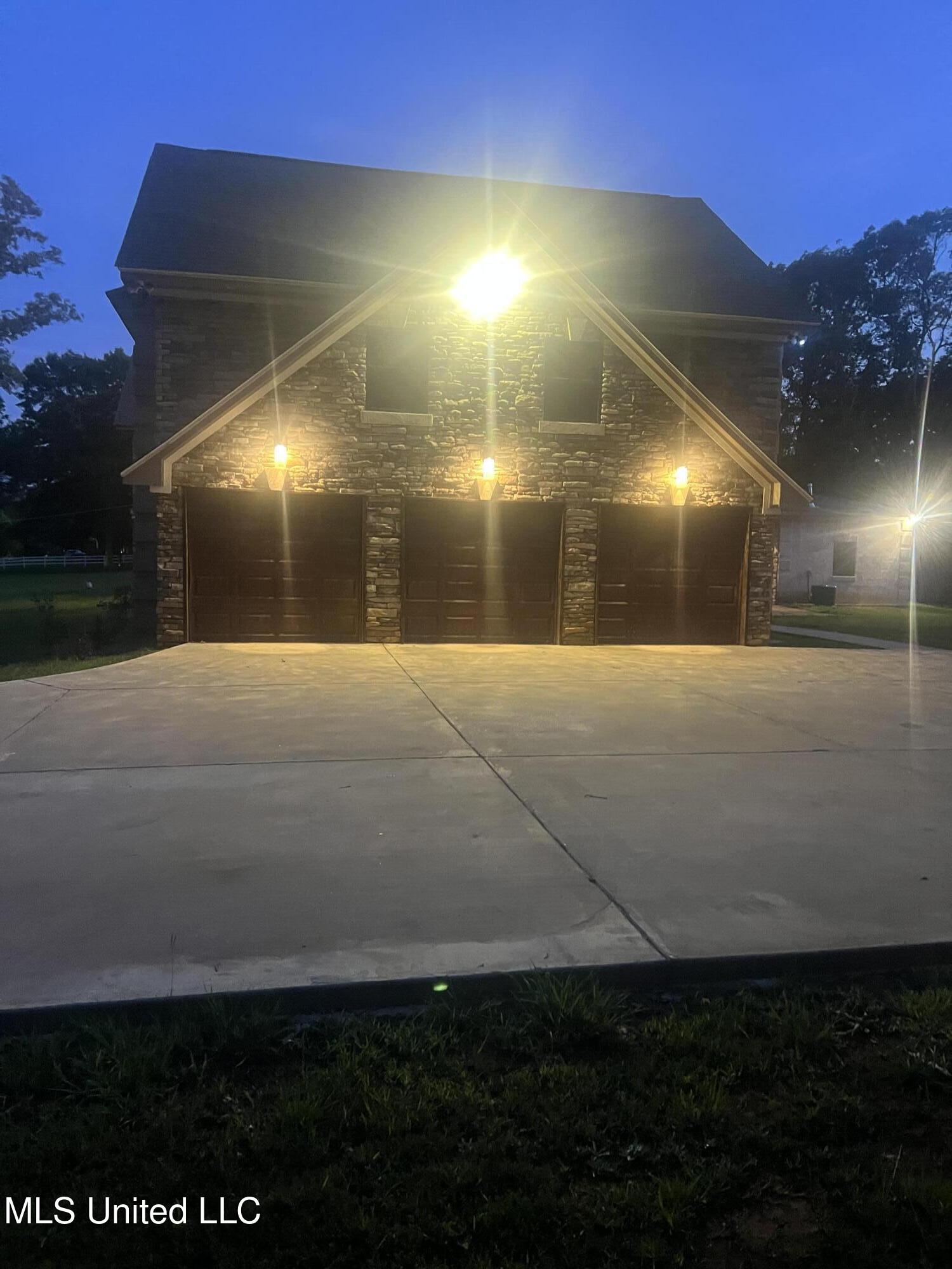 589 N Old Canton Road Property Photo 2