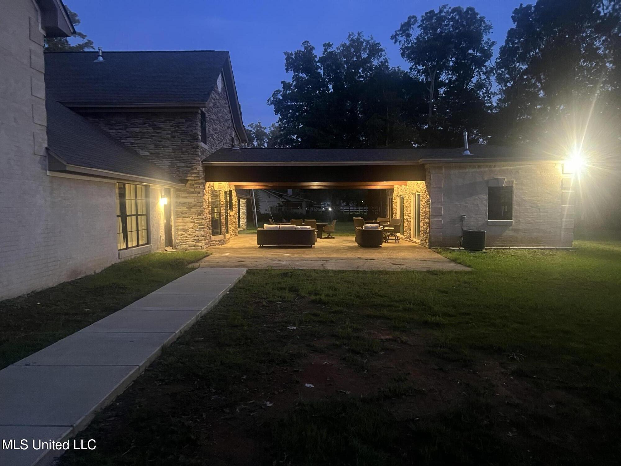 589 N Old Canton Road Property Photo 4