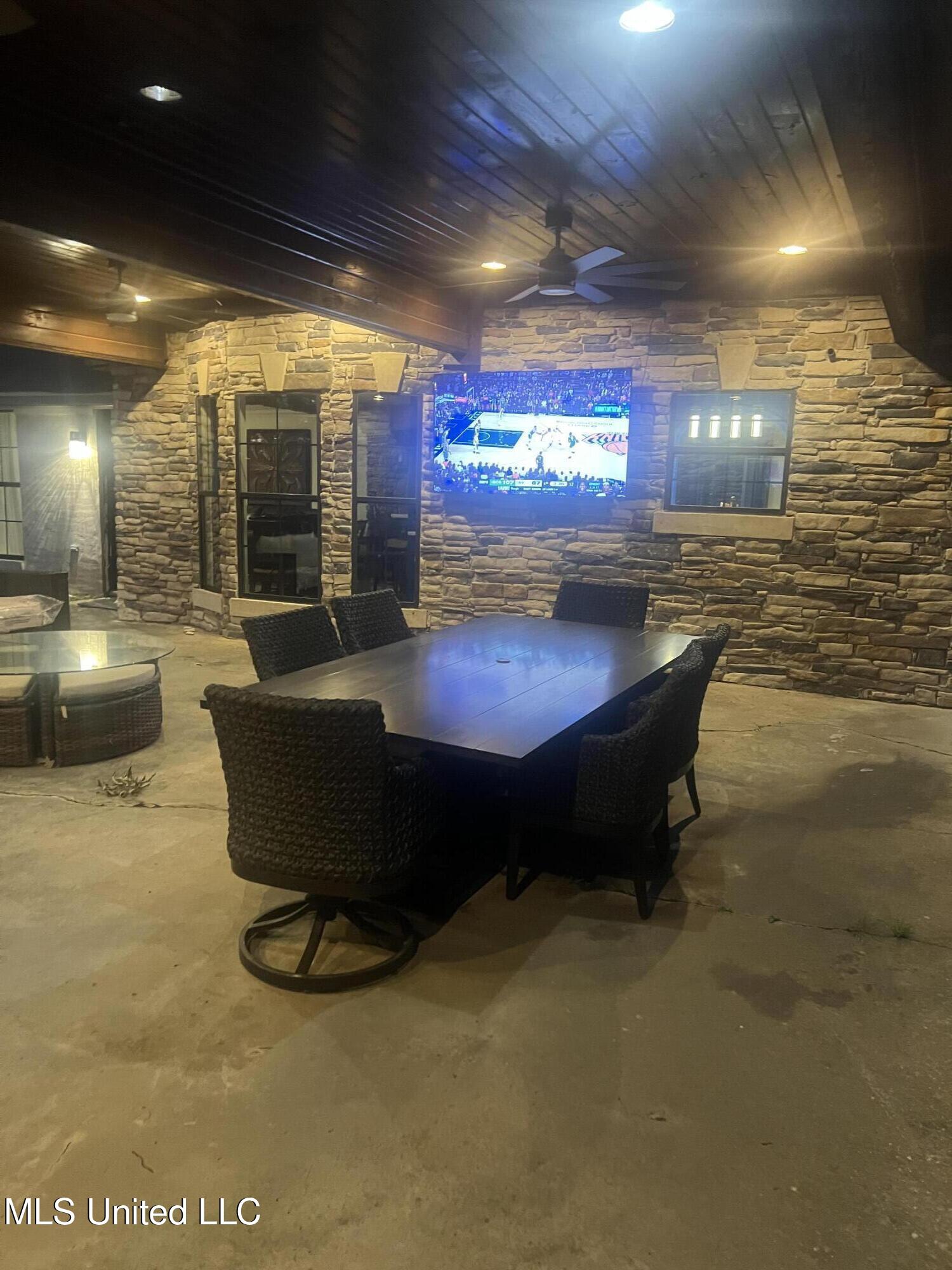 589 N Old Canton Road Property Photo 6