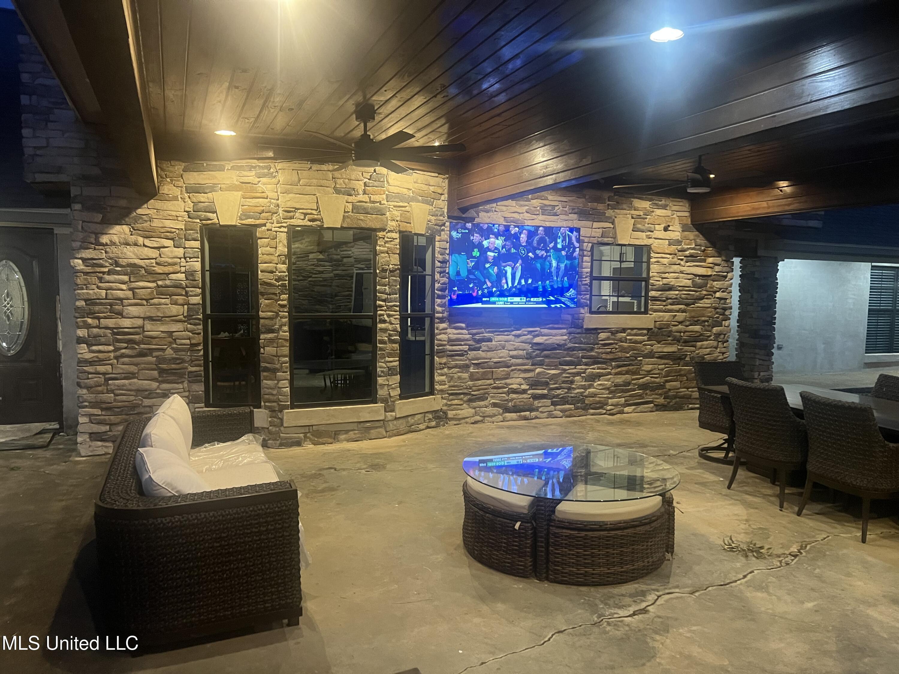 589 N Old Canton Road Property Photo 7