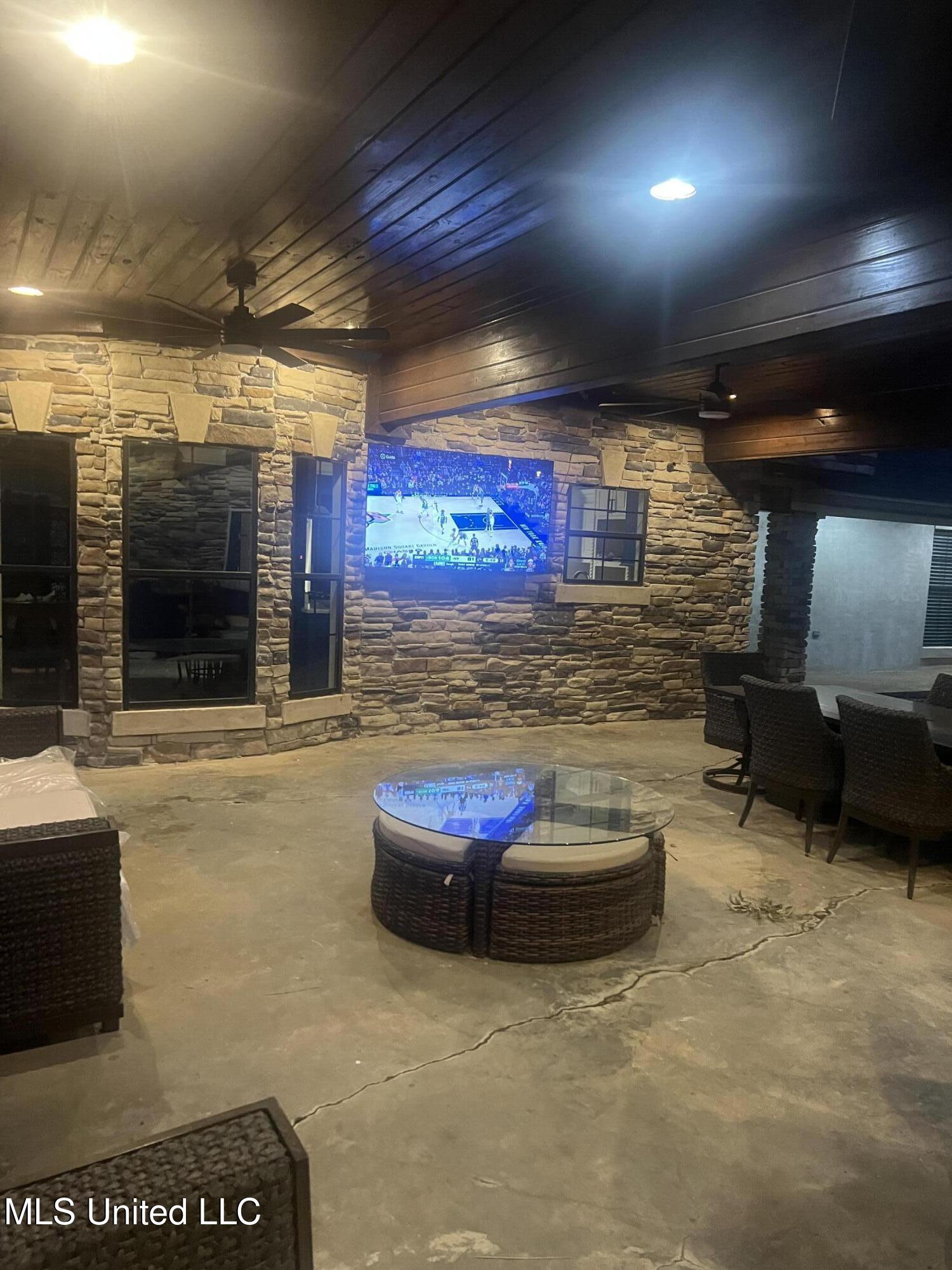 589 N Old Canton Road Property Photo 8