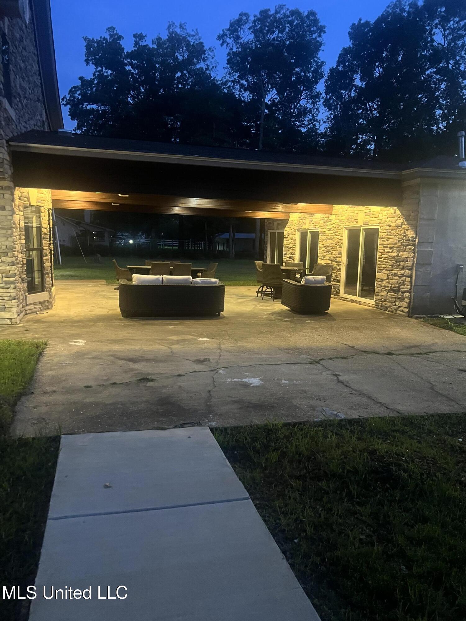 589 N Old Canton Road Property Photo 9