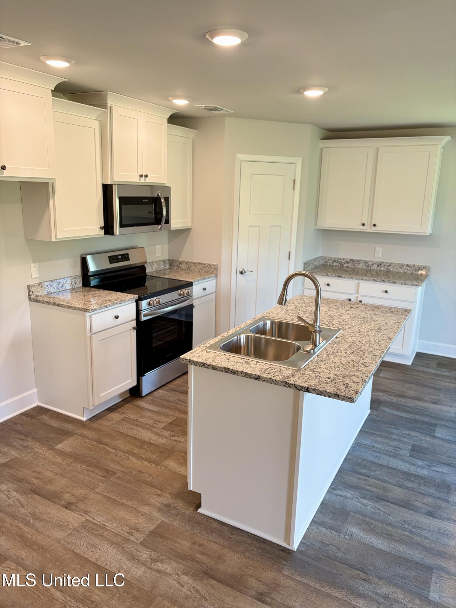 18060 Tiffany Renee Drive Property Photo 4