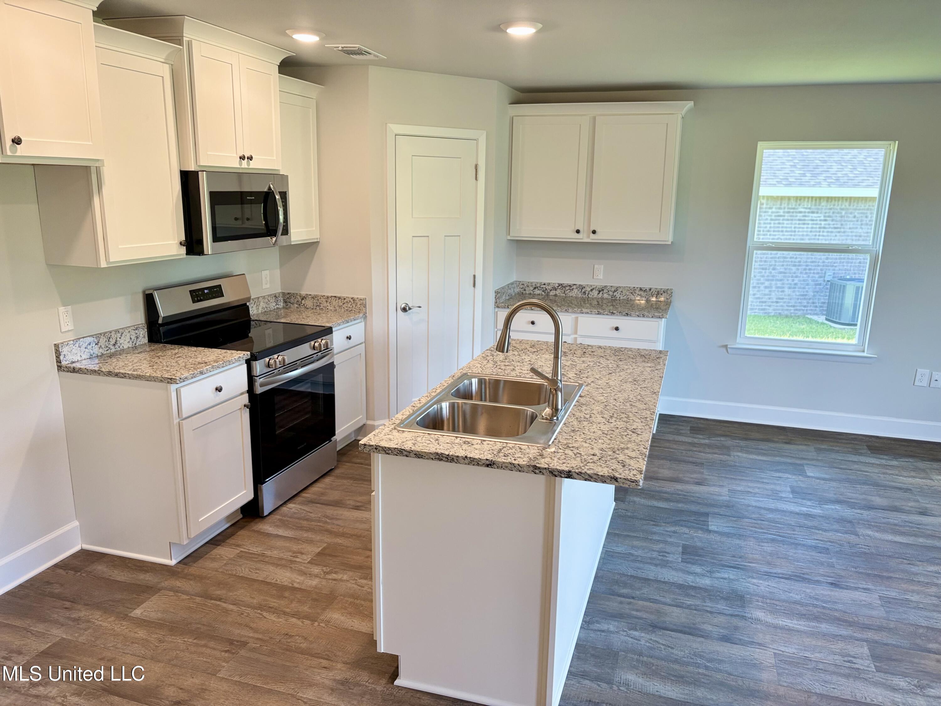18060 Tiffany Renee Drive Property Photo 5
