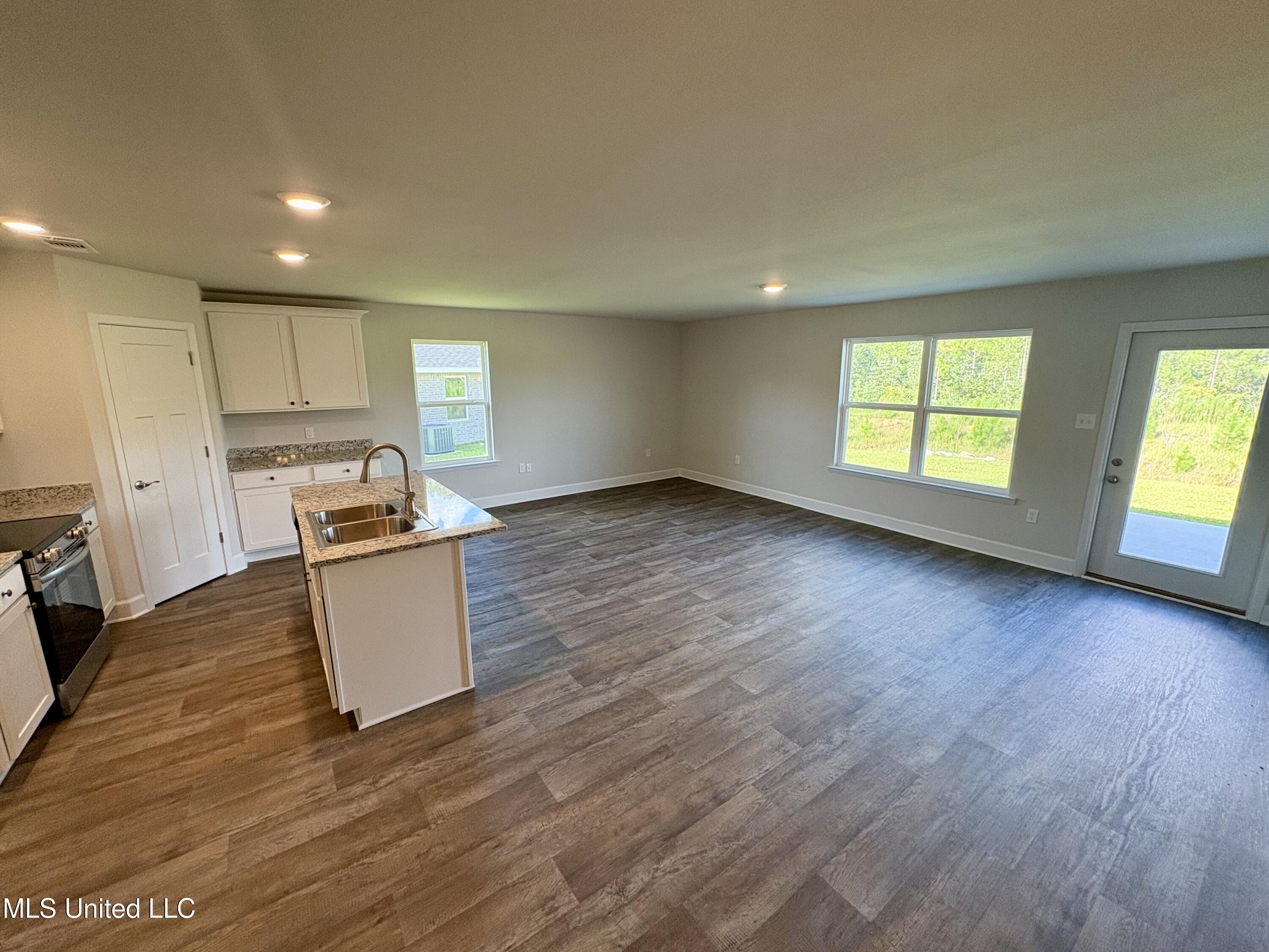 18060 Tiffany Renee Drive Property Photo 6