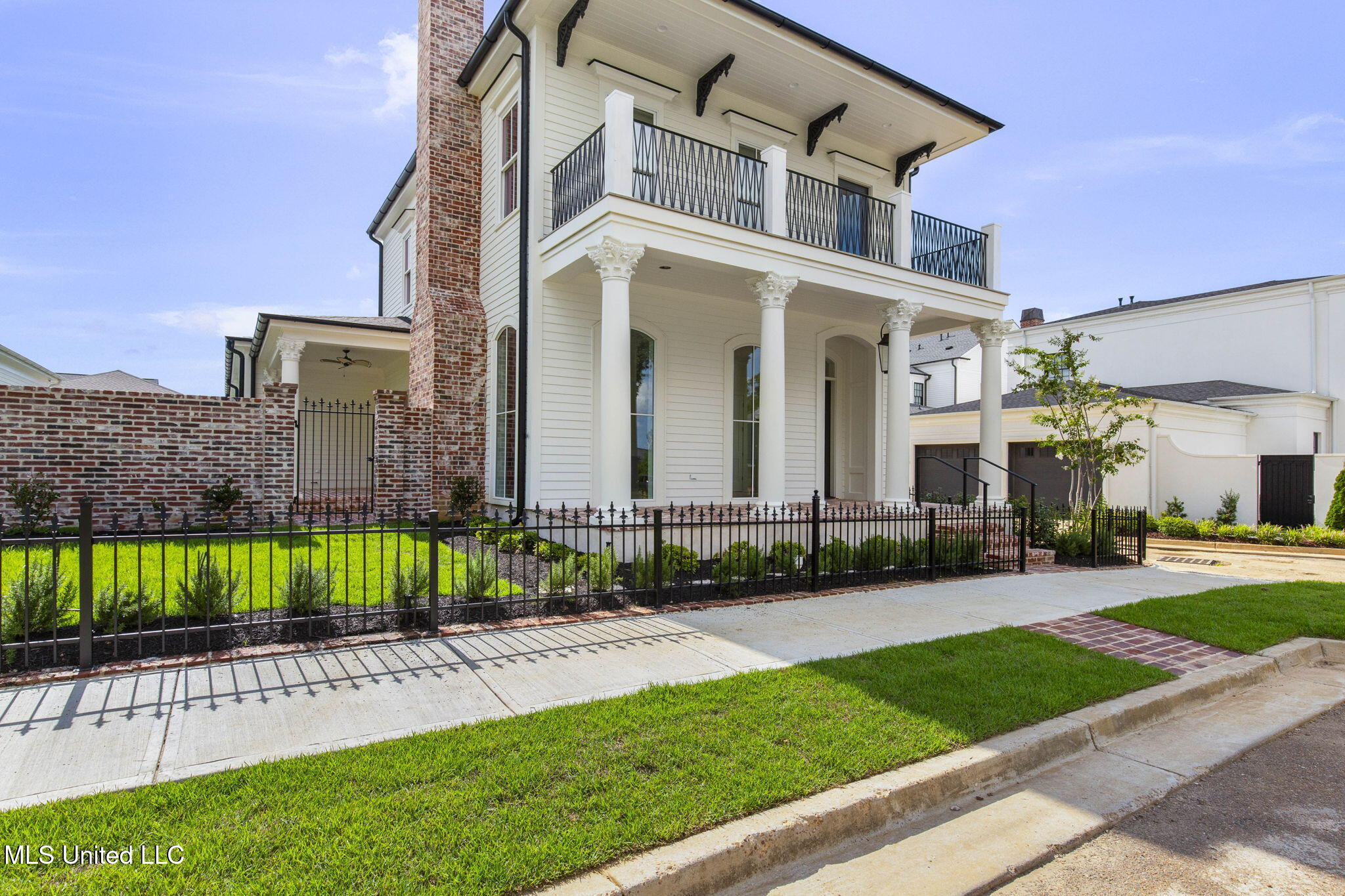 105 Prytania Street Property Photo 6