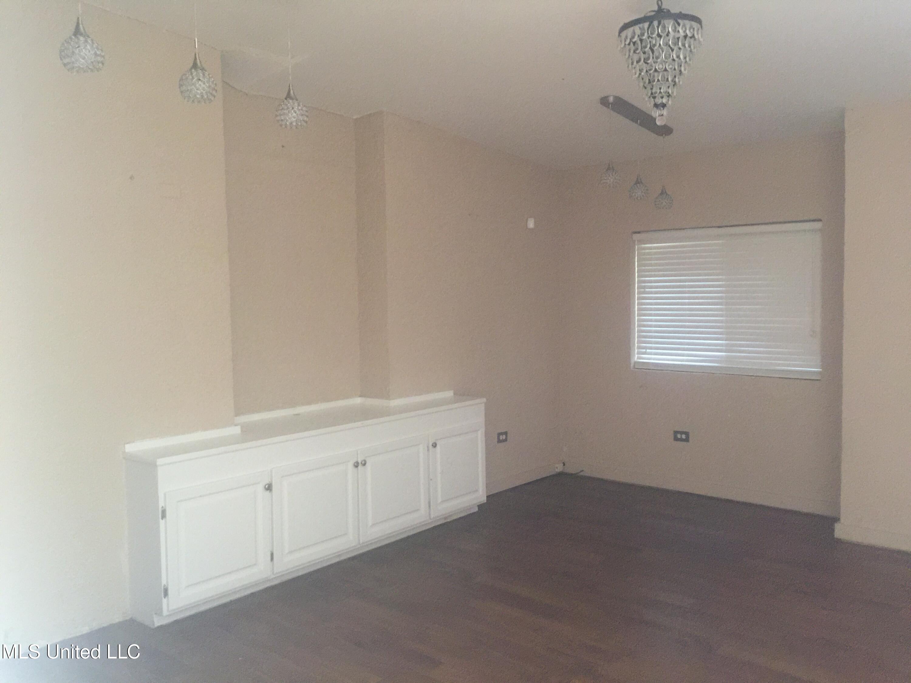 2758 E Benwood Drive Property Photo 3