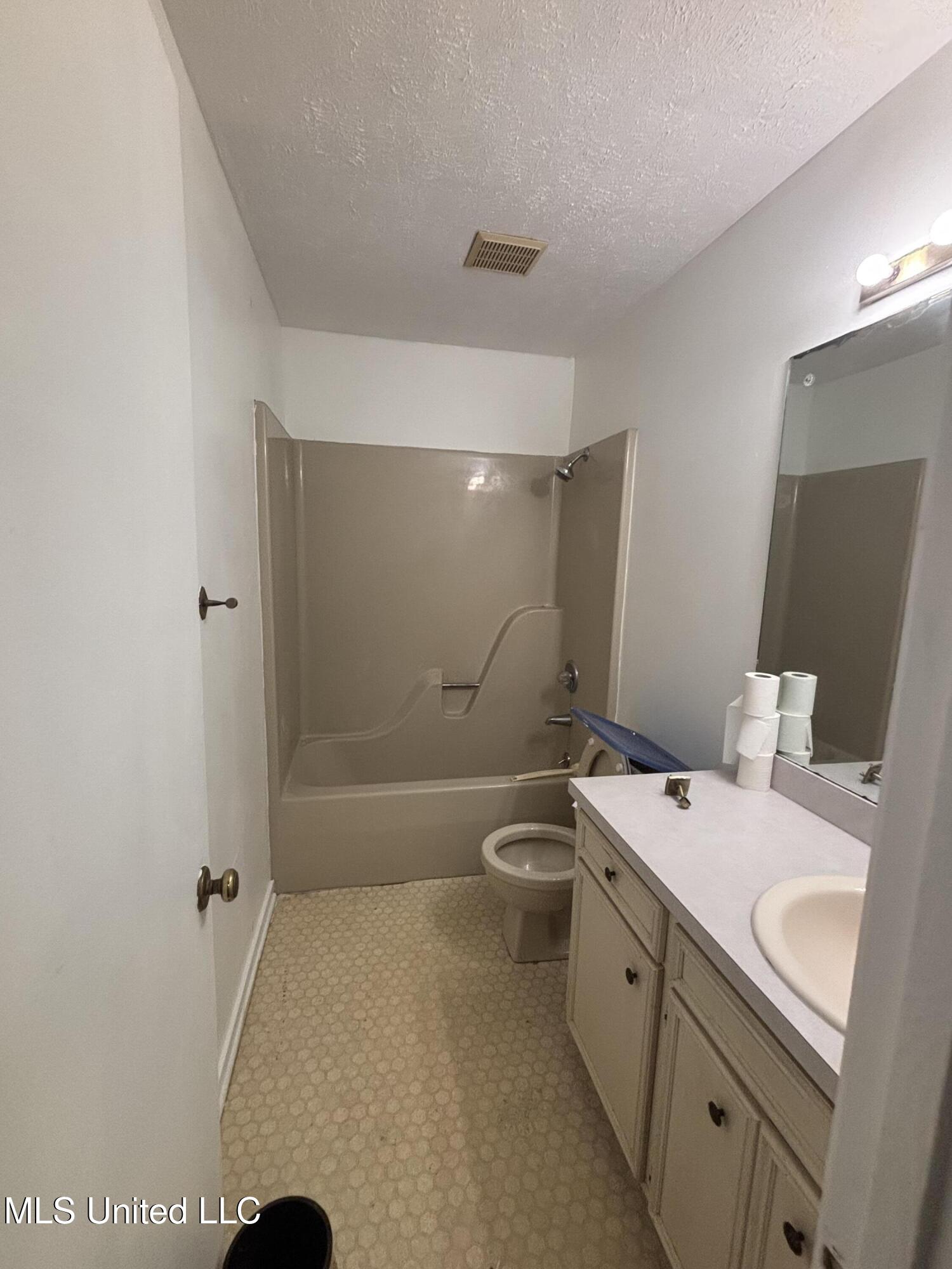 847 Woodbury Road Property Photo 11