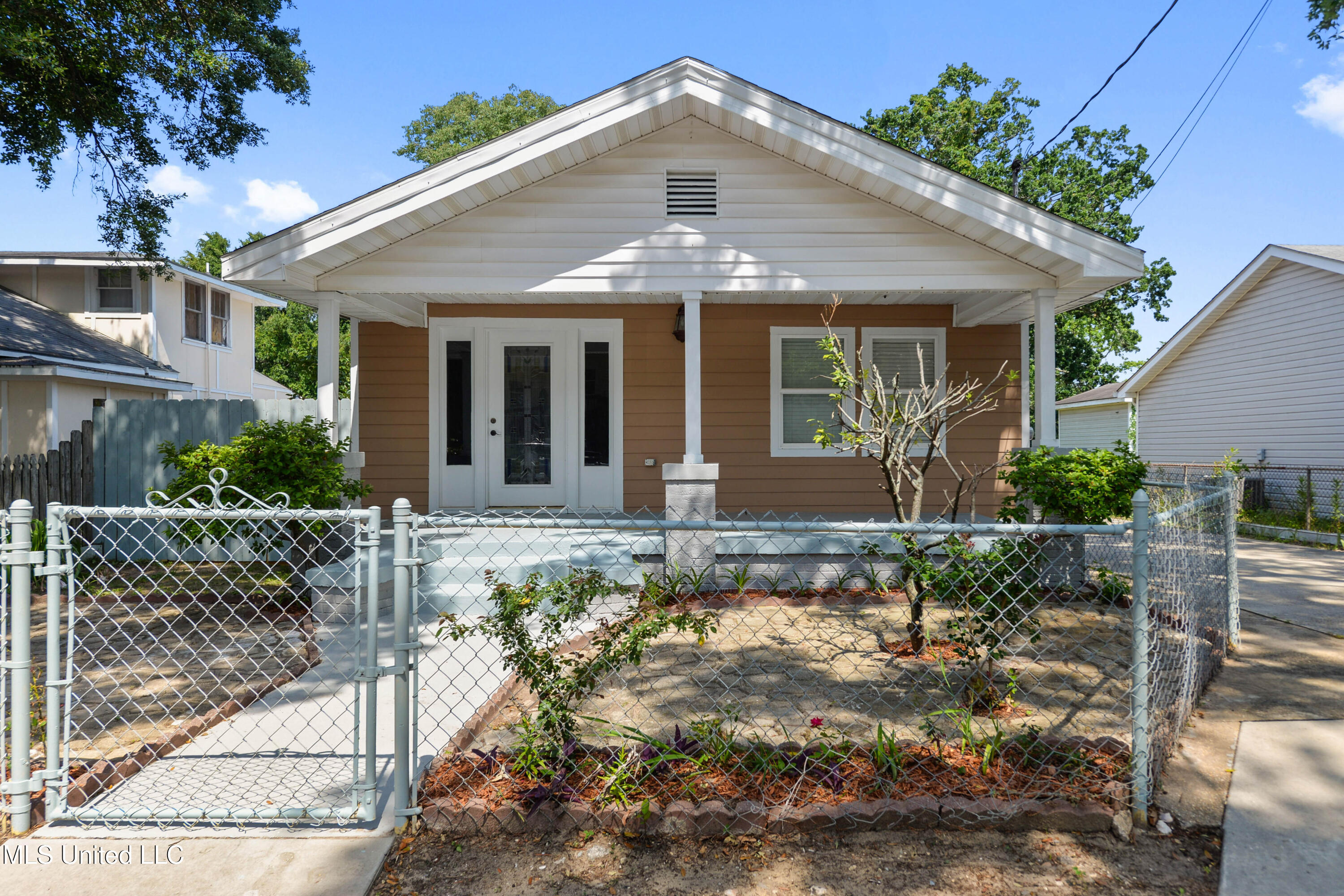184 Hoxie Street Property Photo 1