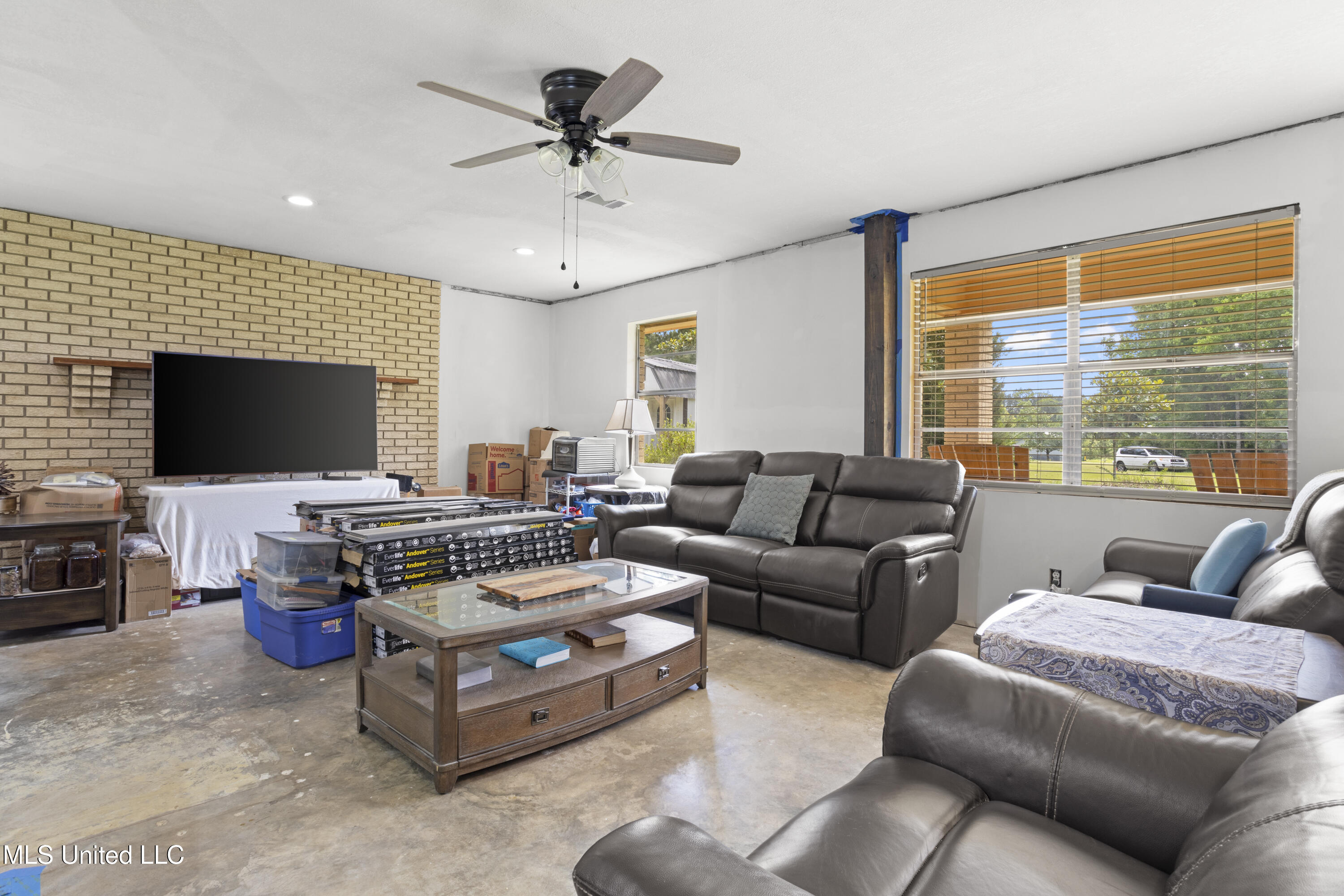 23601 Hinton Road Property Photo 4