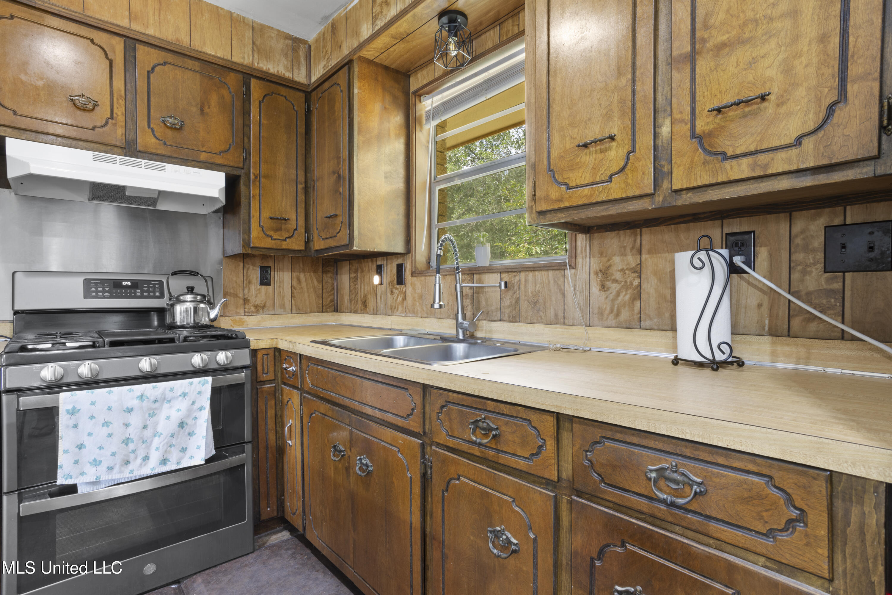 23601 Hinton Road Property Photo 8