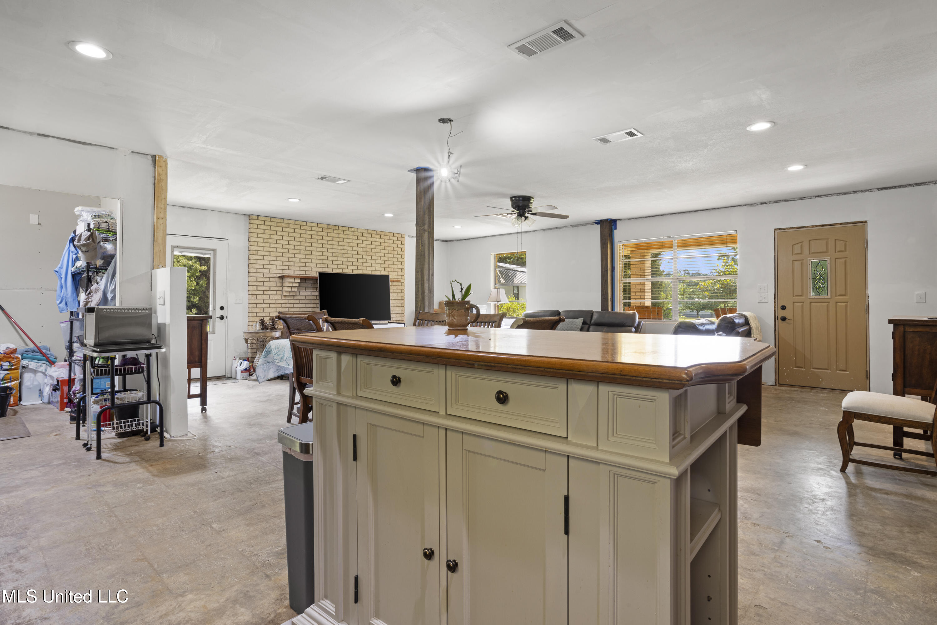 23601 Hinton Road Property Photo 9