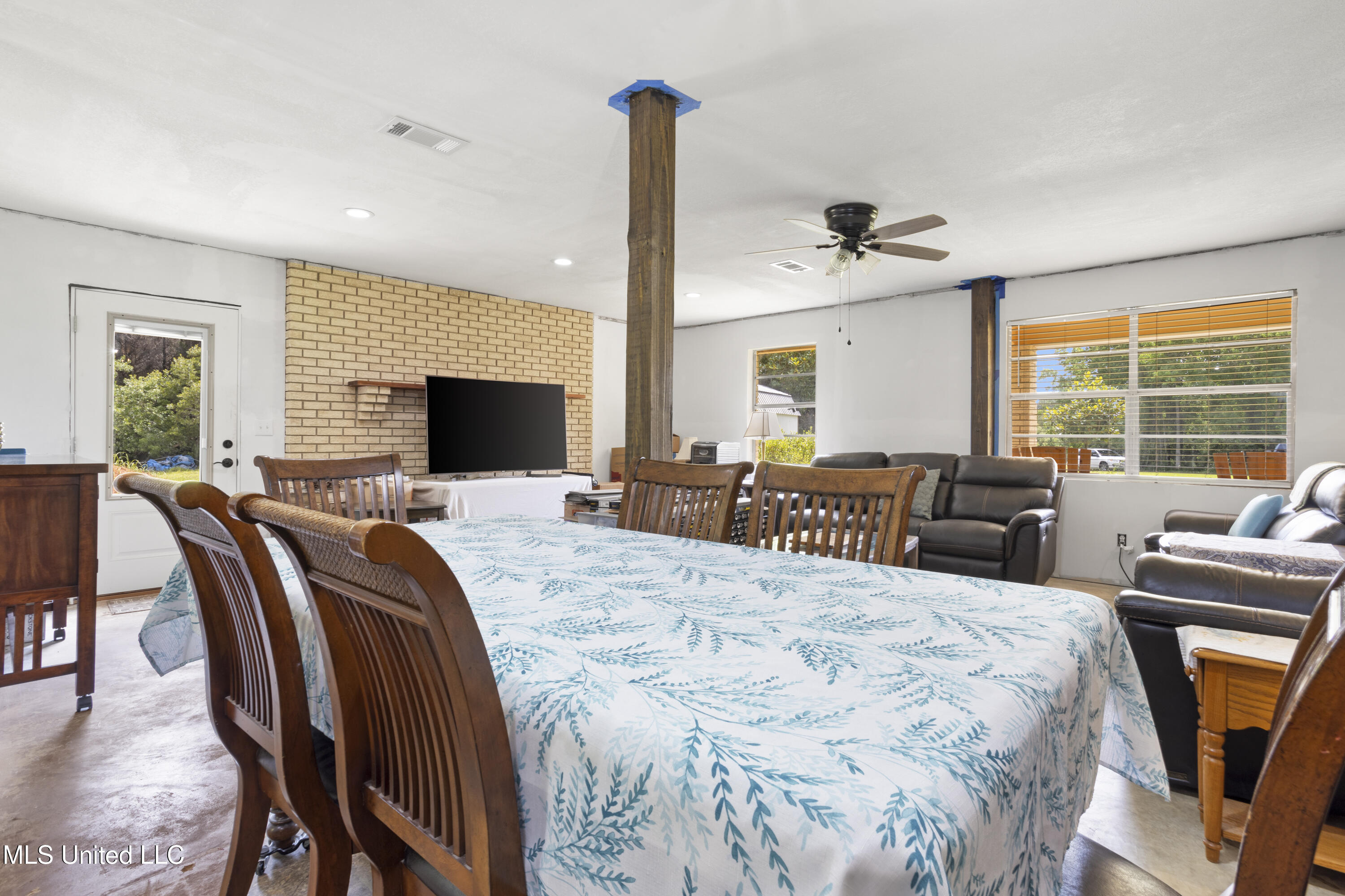 23601 Hinton Road Property Photo 10