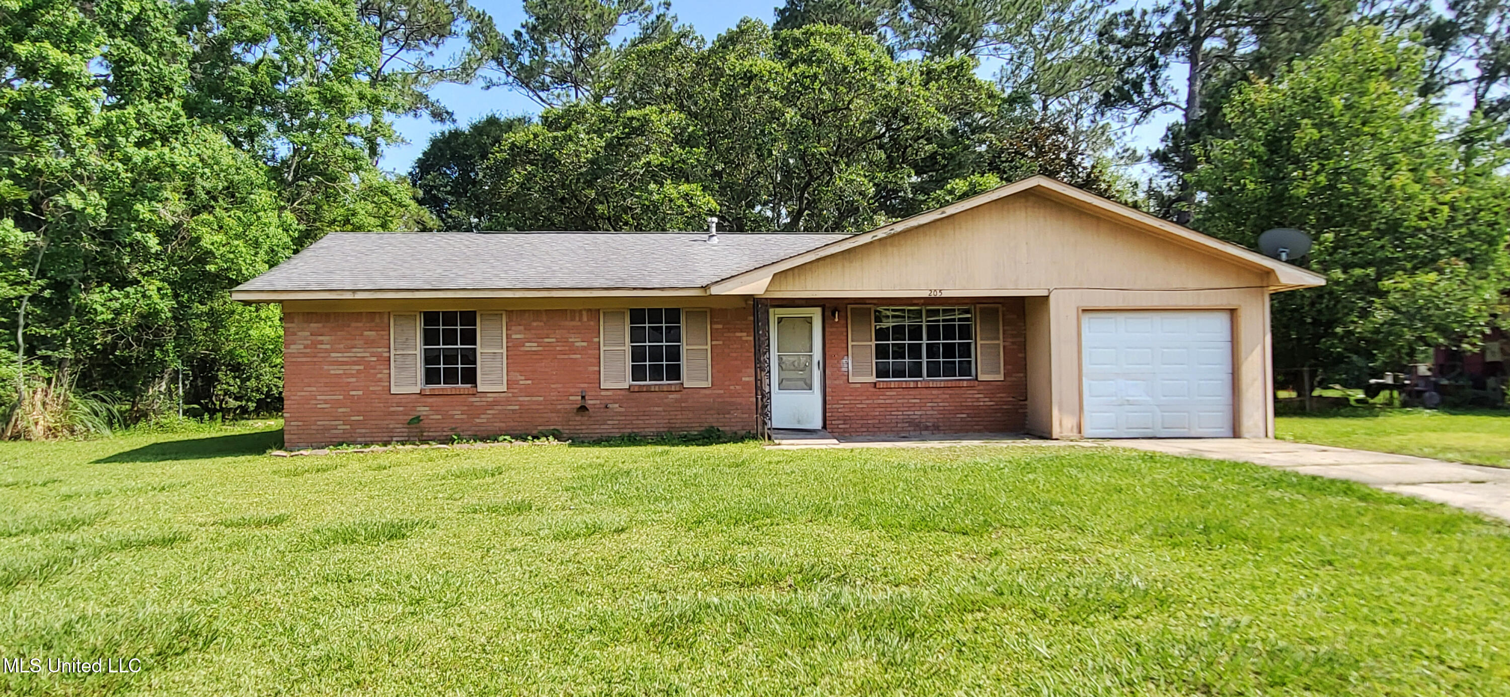 205 Shalimar Drive Property Photo 1