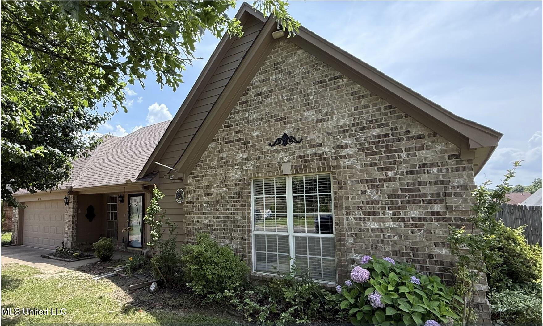 6253 N Ravenwood Park Drive Property Photo 1