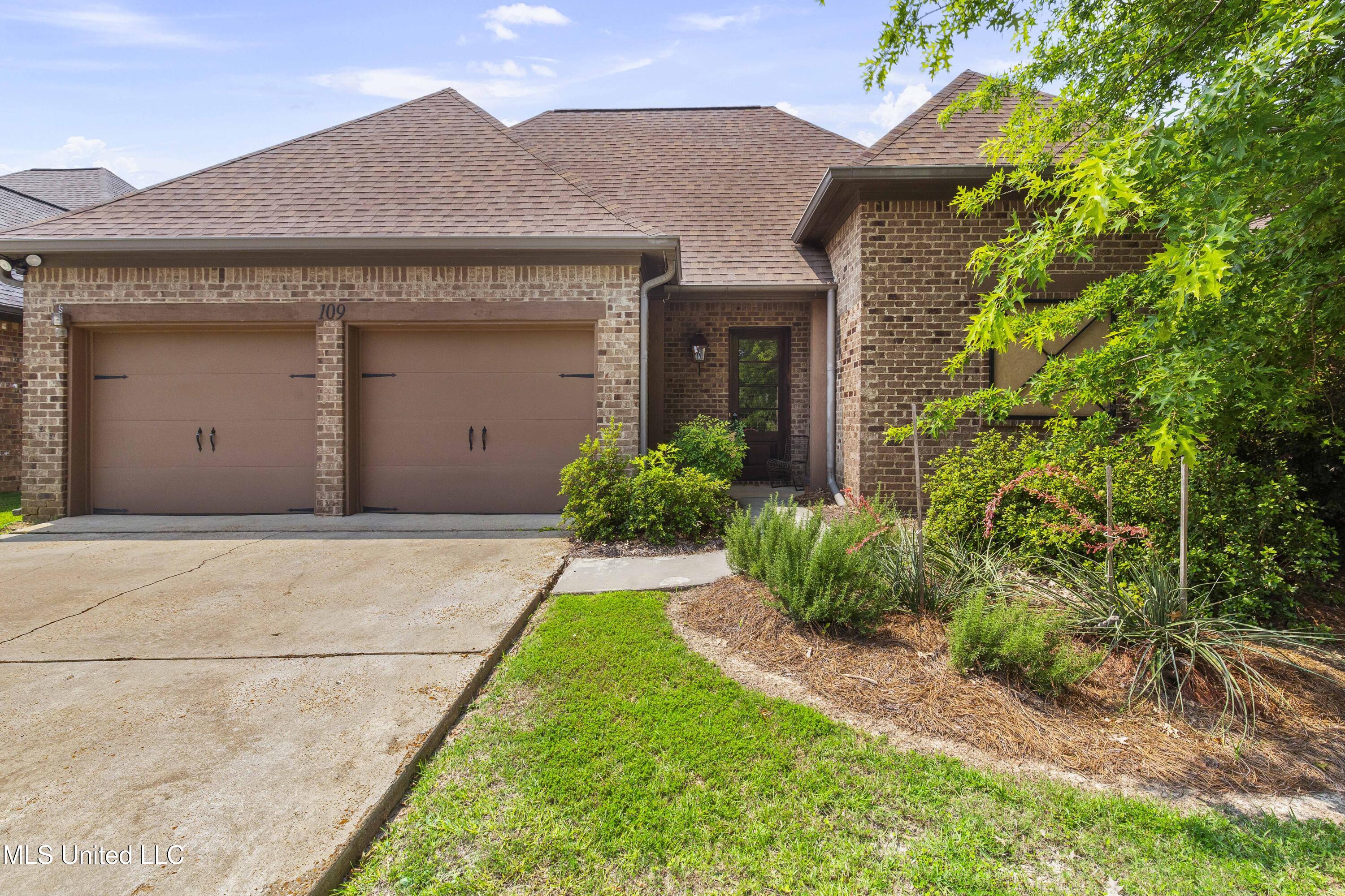 109 Hampton Chase Property Photo 1