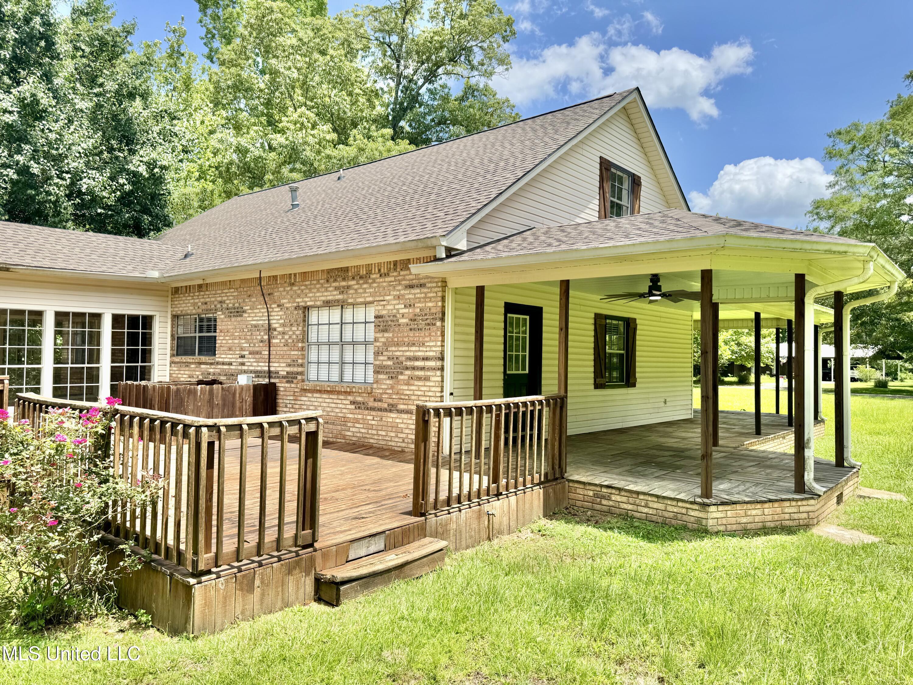1104 County Road 266 Property Photo 2