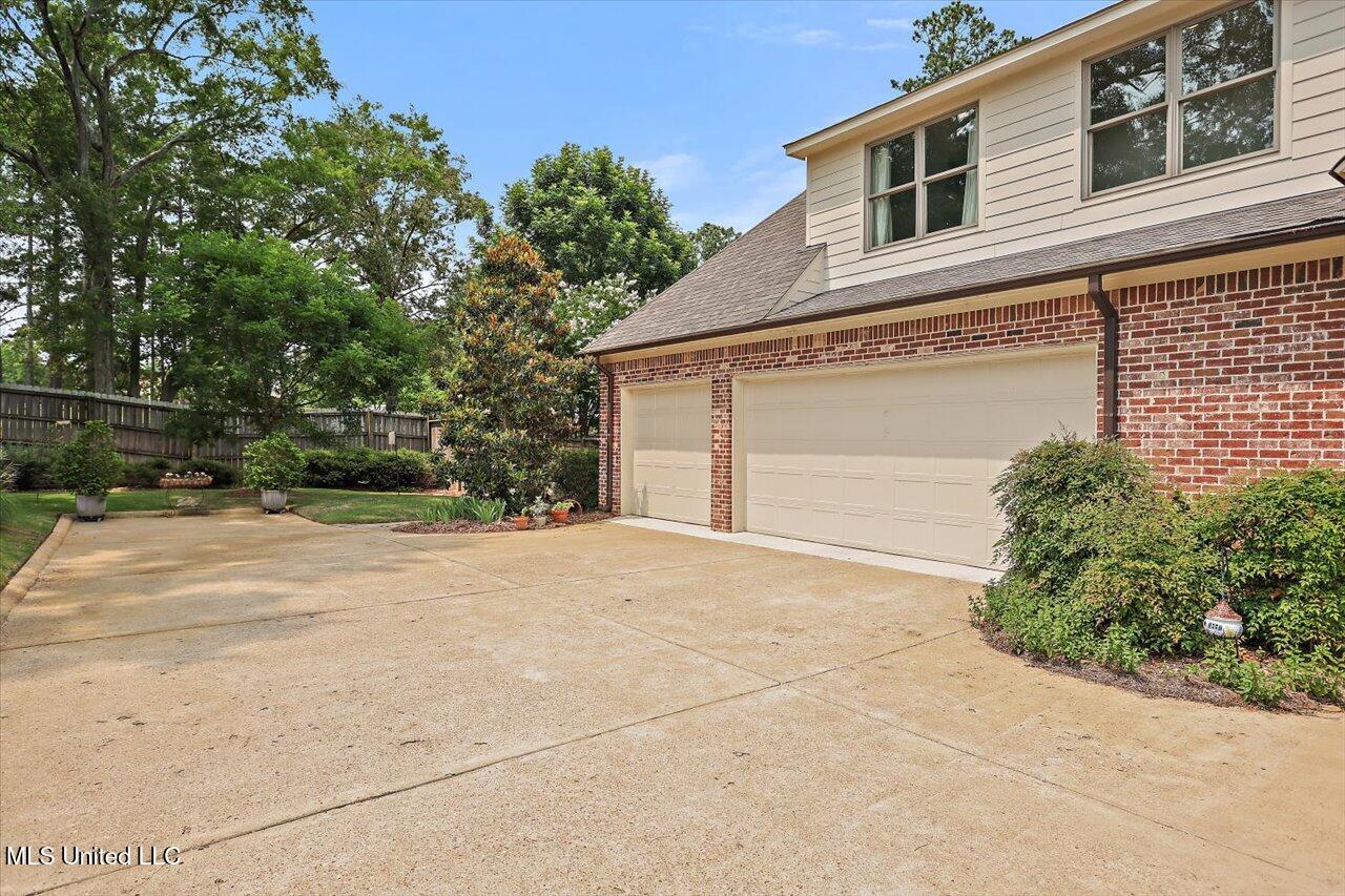 181 Ironwood Plantation Boulevard Property Photo 4