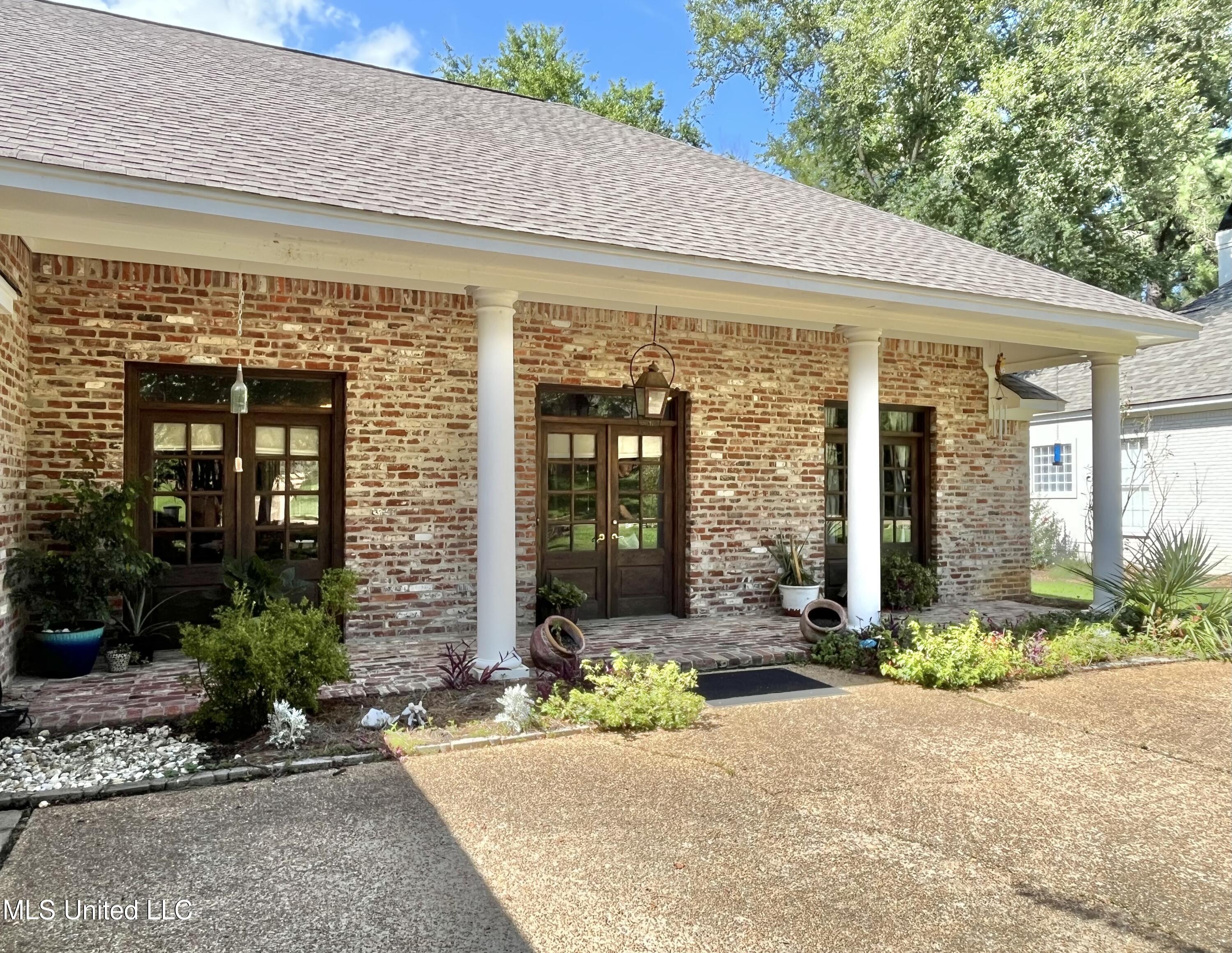 140 Whisper Lake Boulevard Property Photo 1