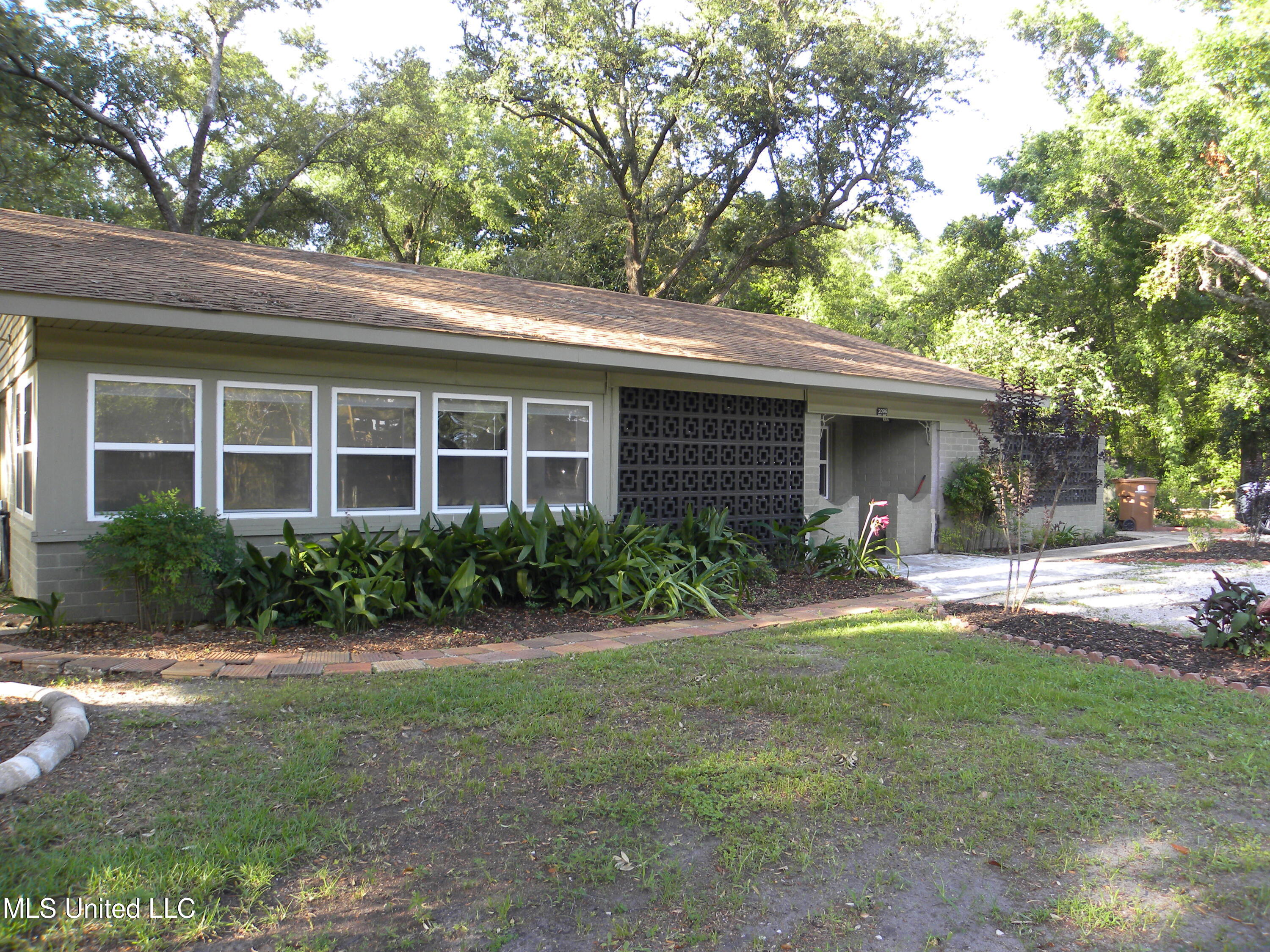 2096 Pat Lane Property Photo 1