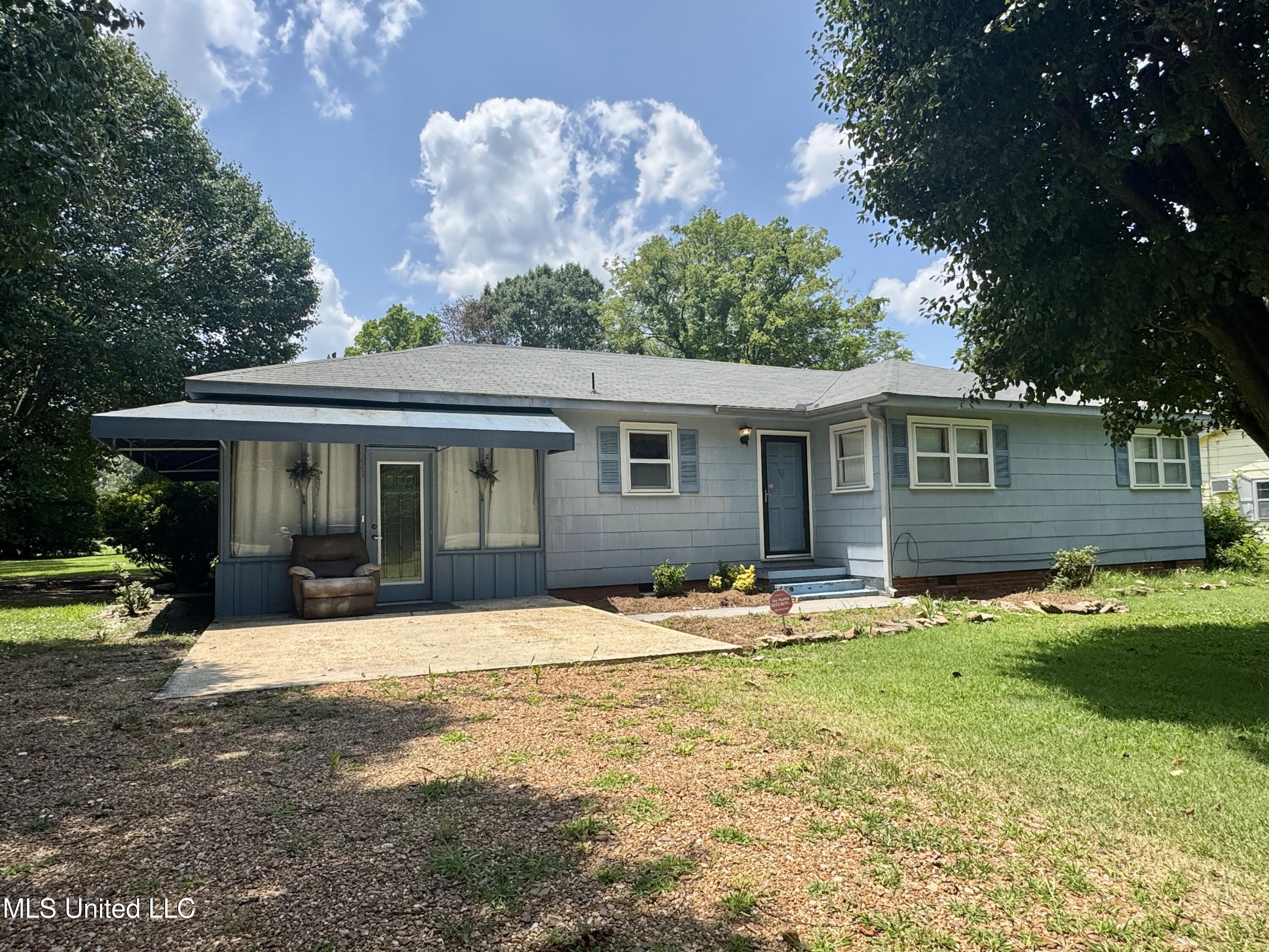 221 S Oak Avenue Property Photo 1