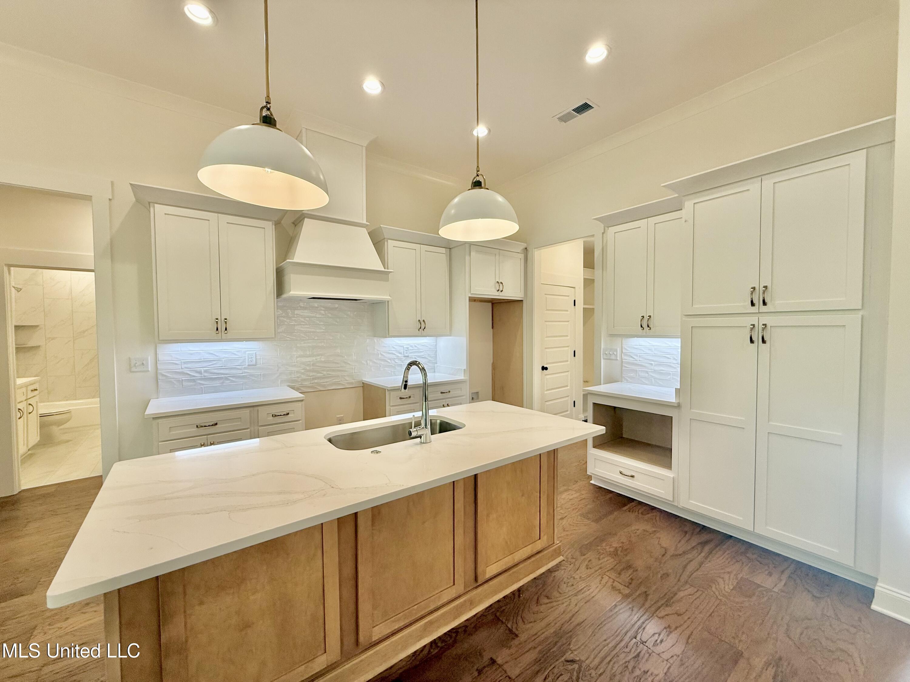 6579 Grand Oak Lane Property Photo 4