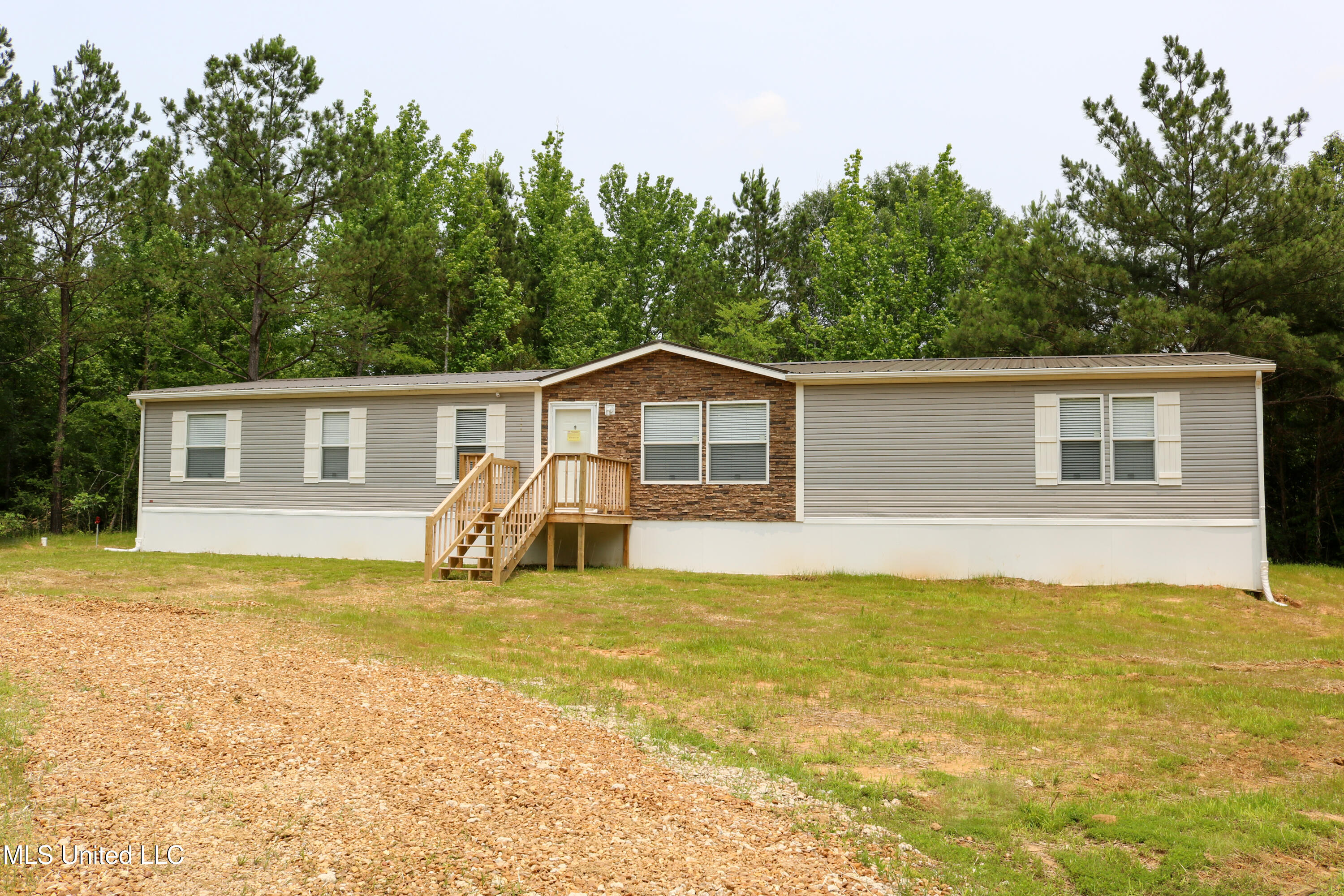 208 Cedar Crest Drive Property Photo 1