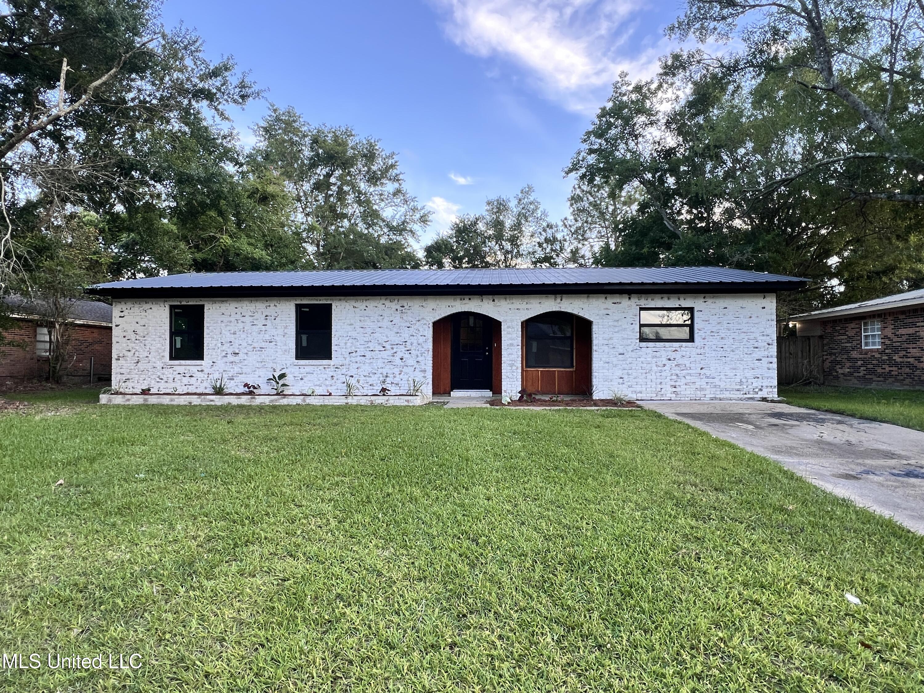 2337 W Park Drive Property Photo 1