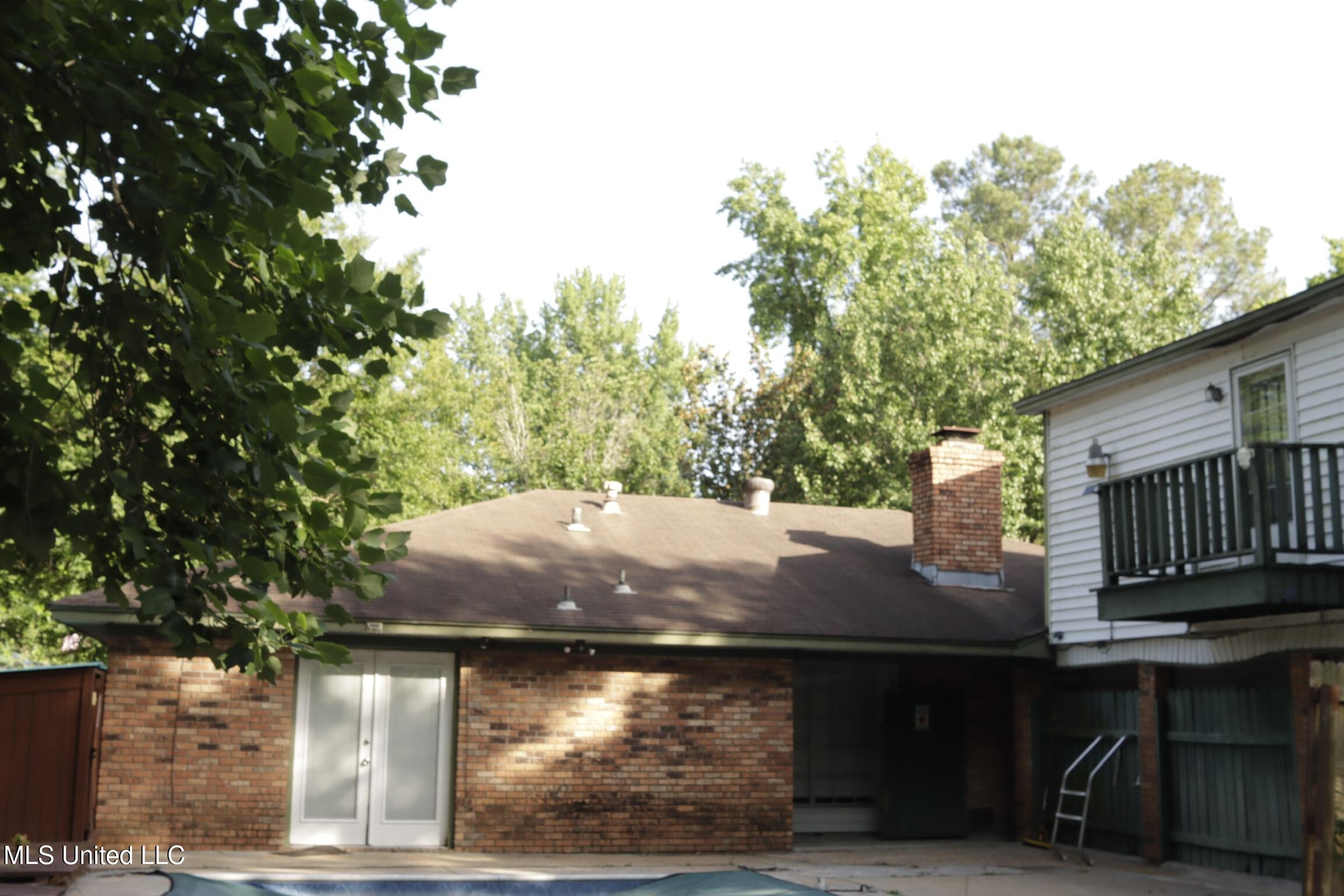 219 Lake Cove Drive Property Photo 4