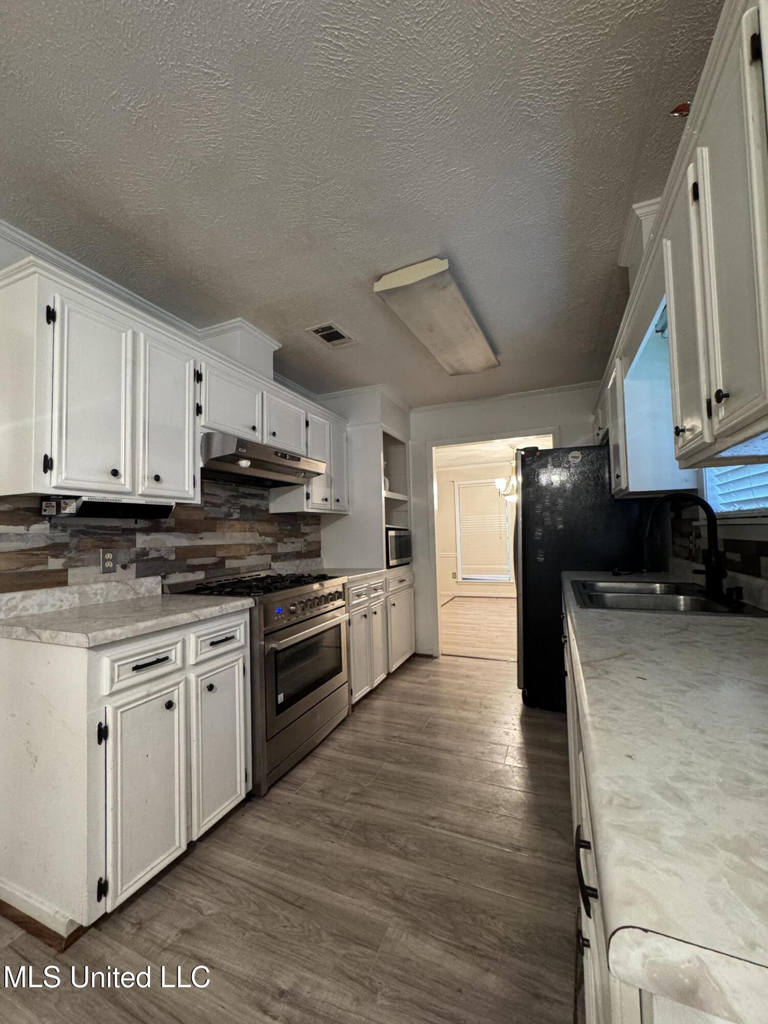 219 Lake Cove Drive Property Photo 6